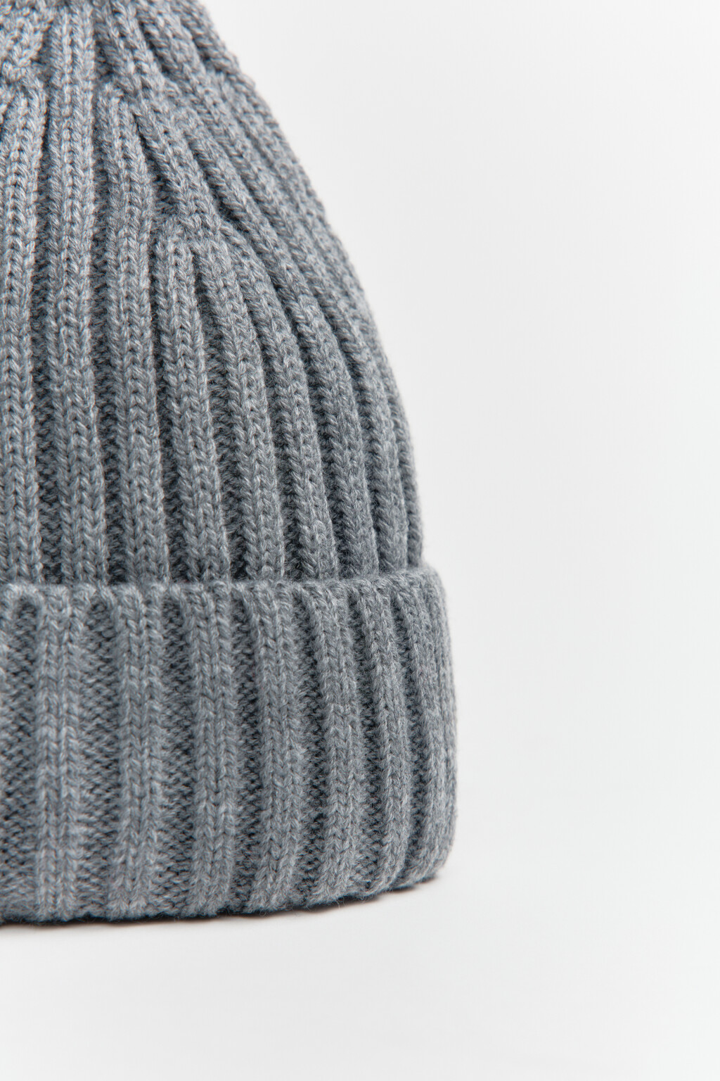 Шапка-бини вязаная в рубчик - цвет серый - 4