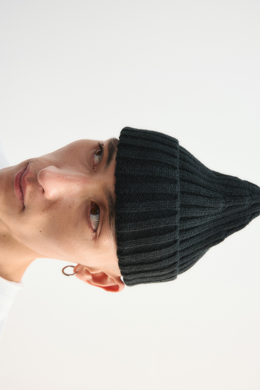 Шапка-бини вязаная в рубчик - цвет черный - 4