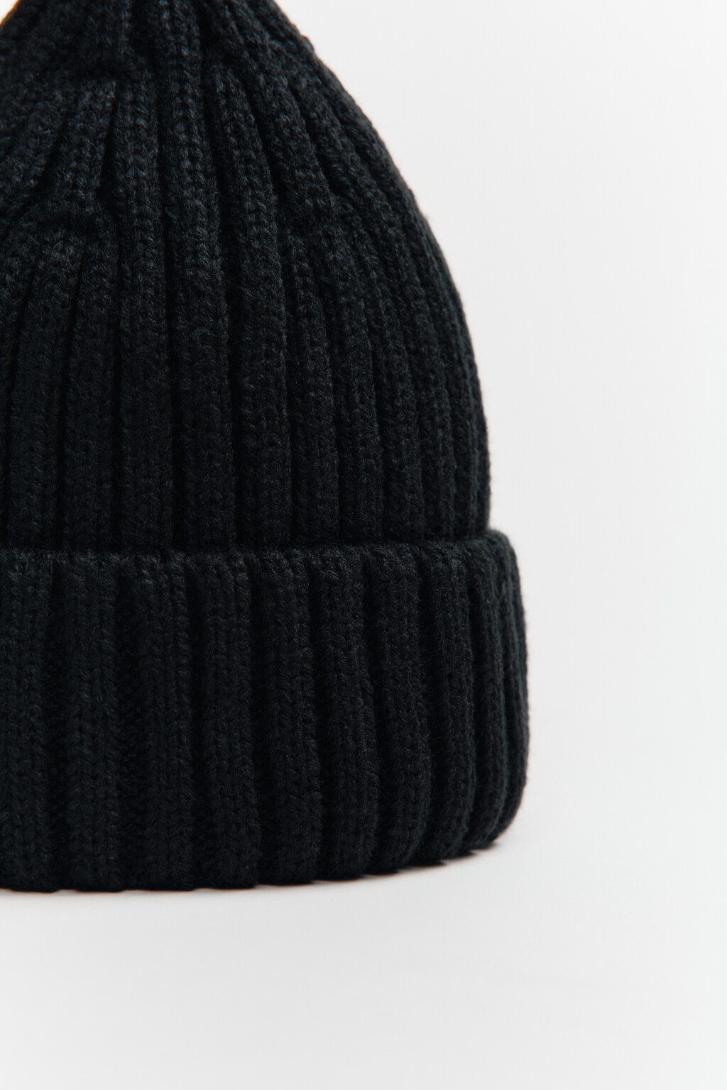 Шапка-бини вязаная в рубчик - цвет черный - 6