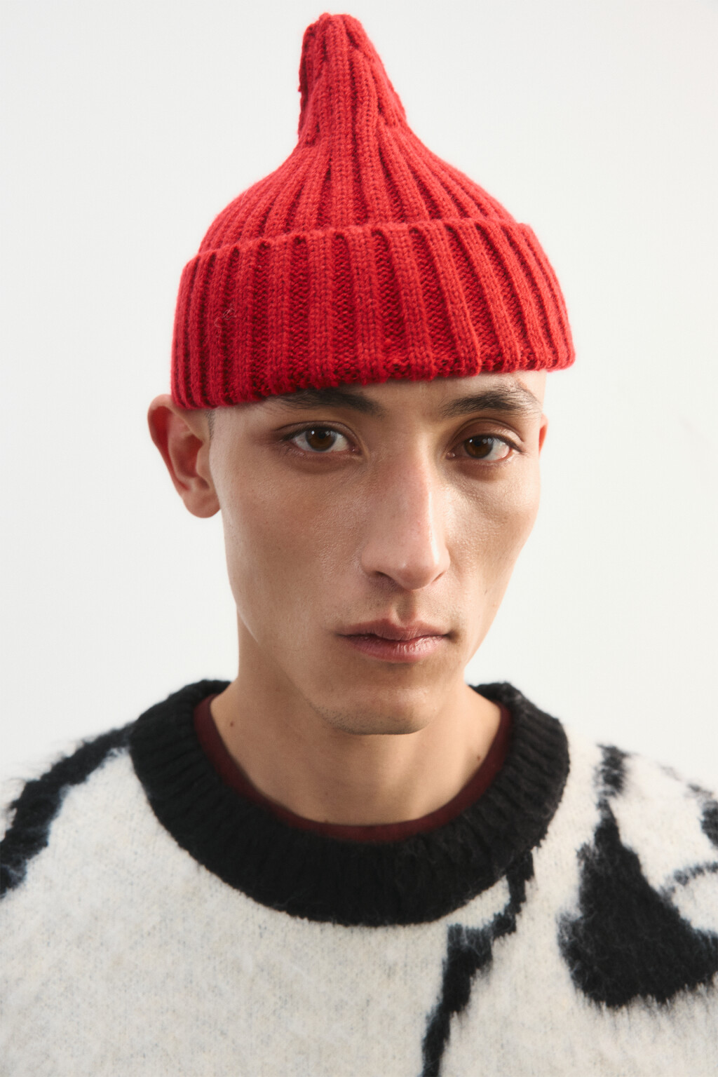 Шапка-бини вязаная в рубчик - цвет красный - 2