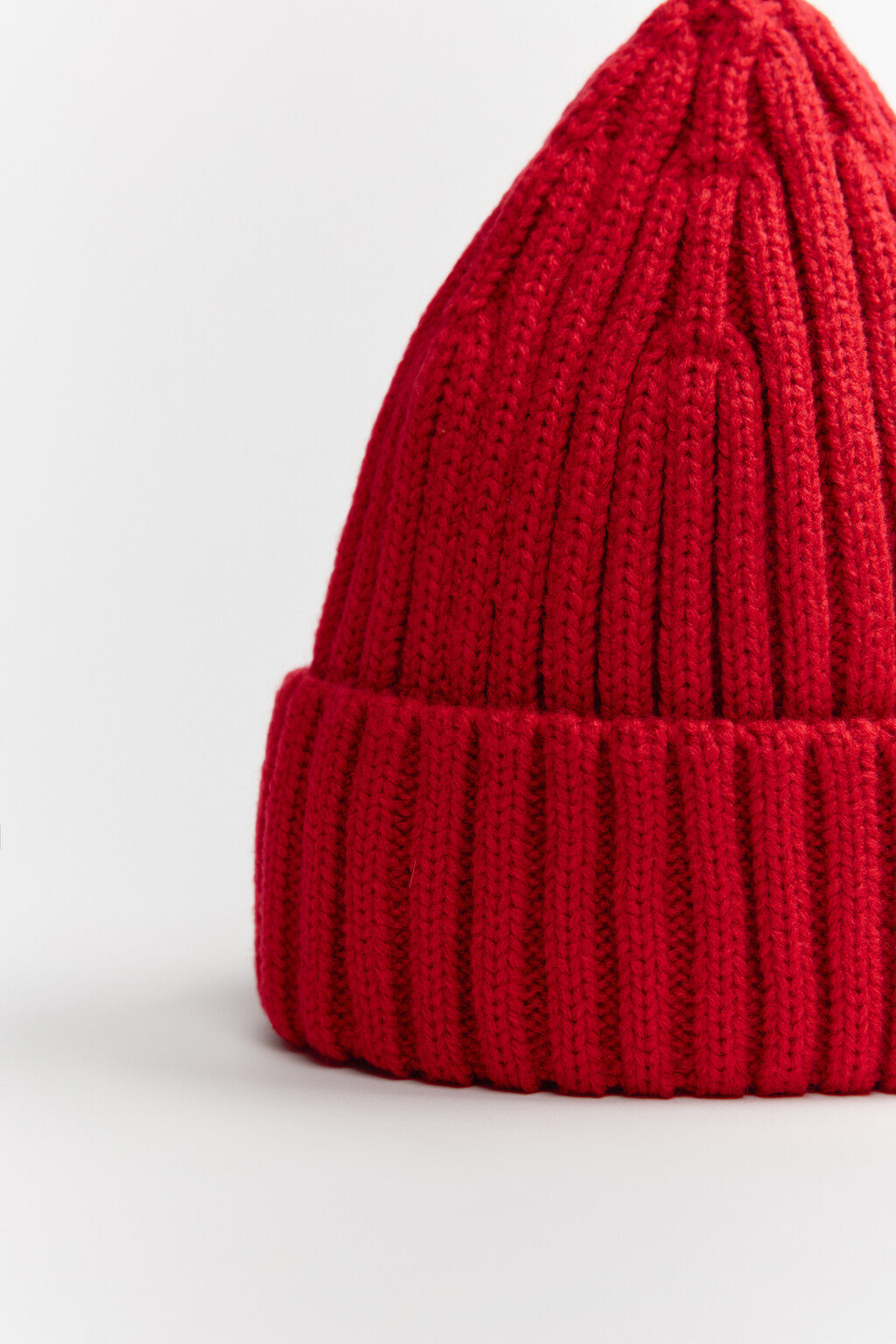 Шапка-бини вязаная в рубчик - цвет красный - 5