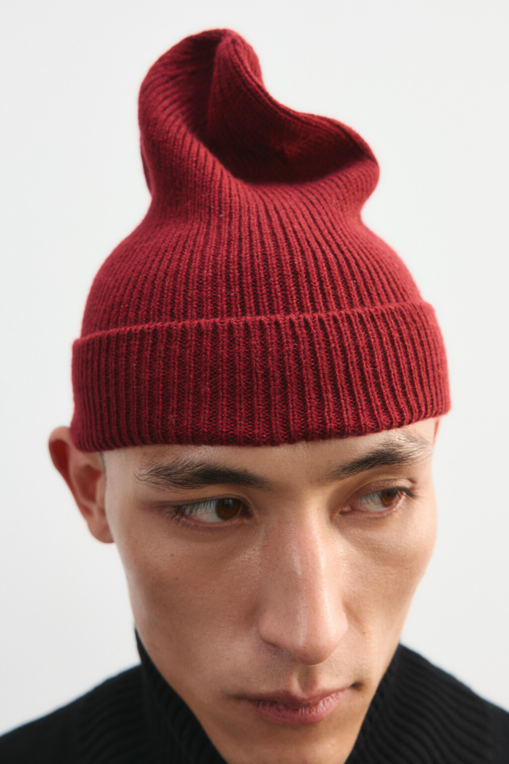Шапка-бини вязаная в рубчик - цвет бордовый - 5