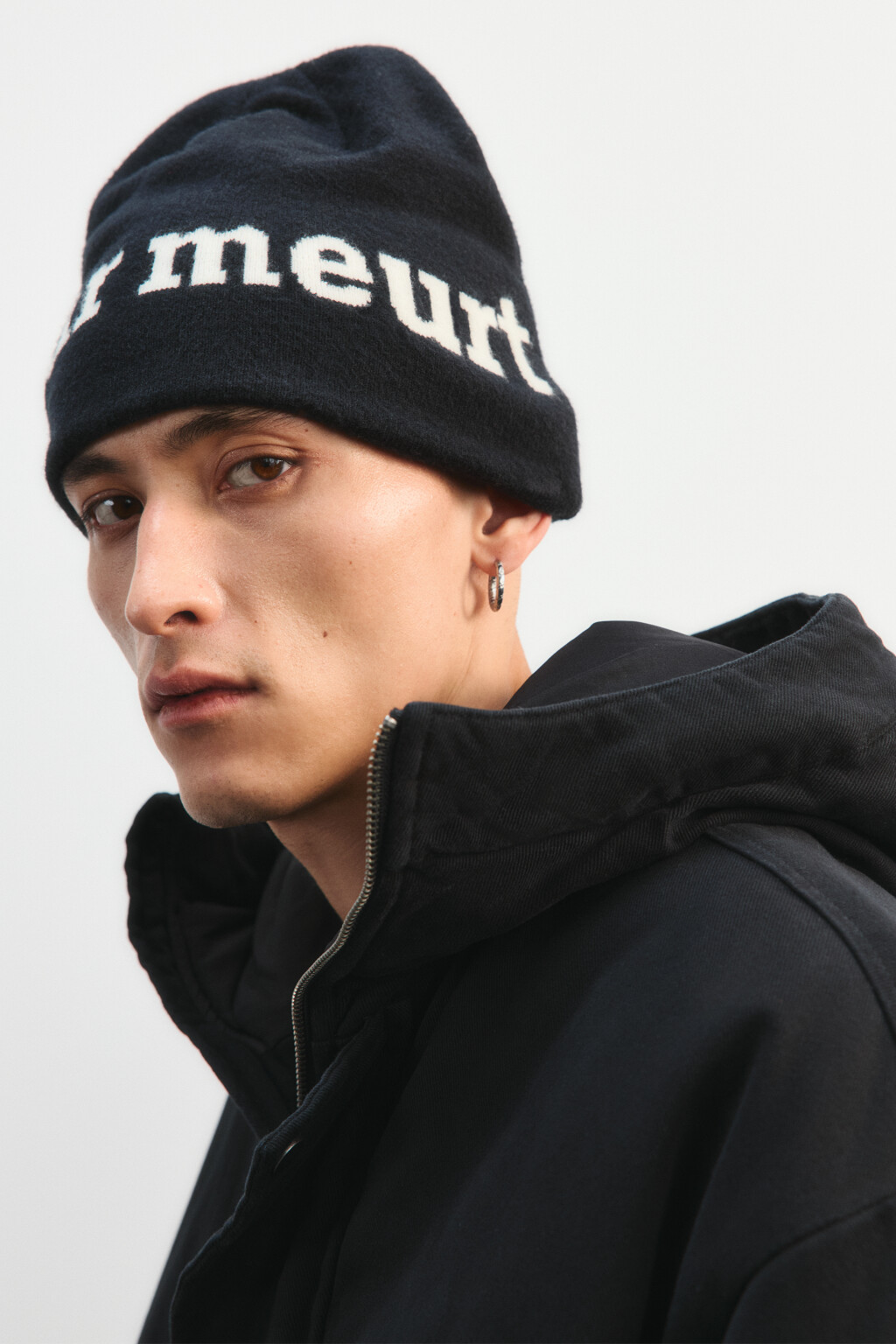 Шапка трикотажная с надписью - цвет черный - 2