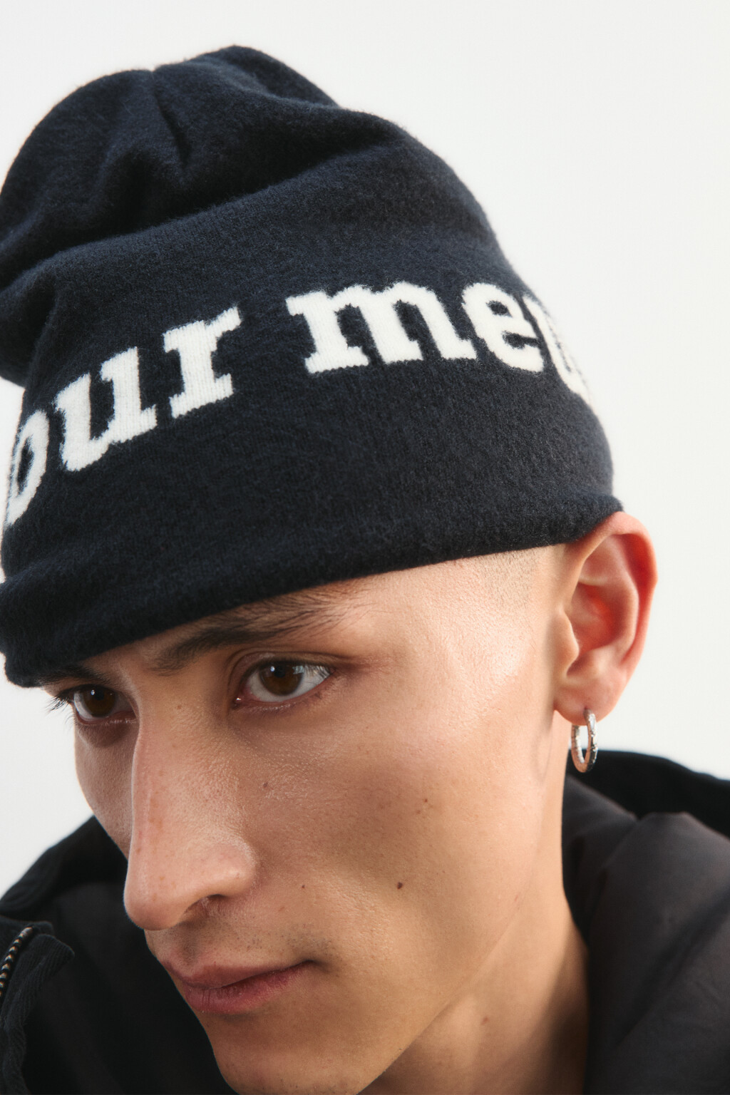 Шапка трикотажная с надписью - цвет черный - 3