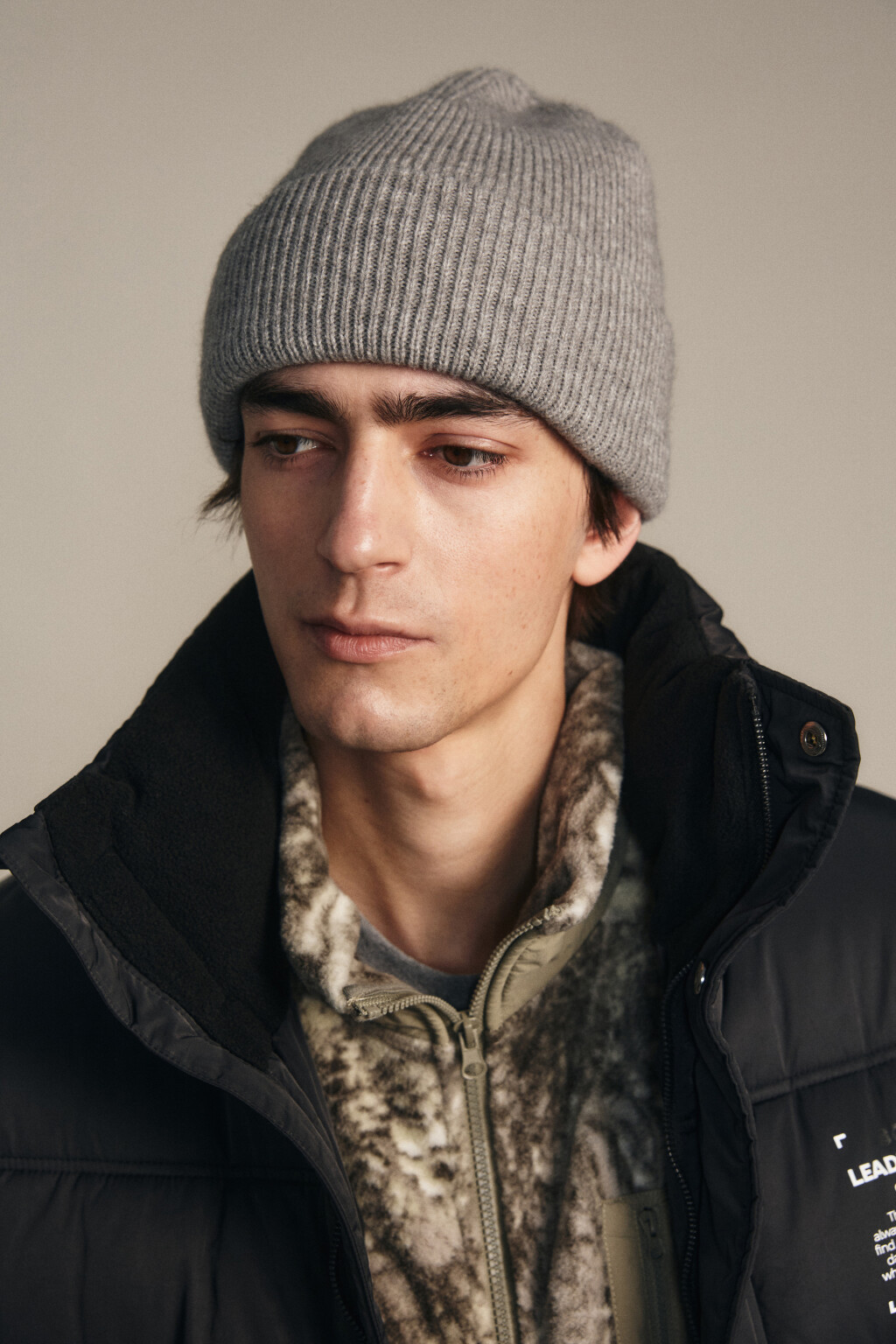 Шапка-бини трикотажная в рубчик - цвет серый - 1