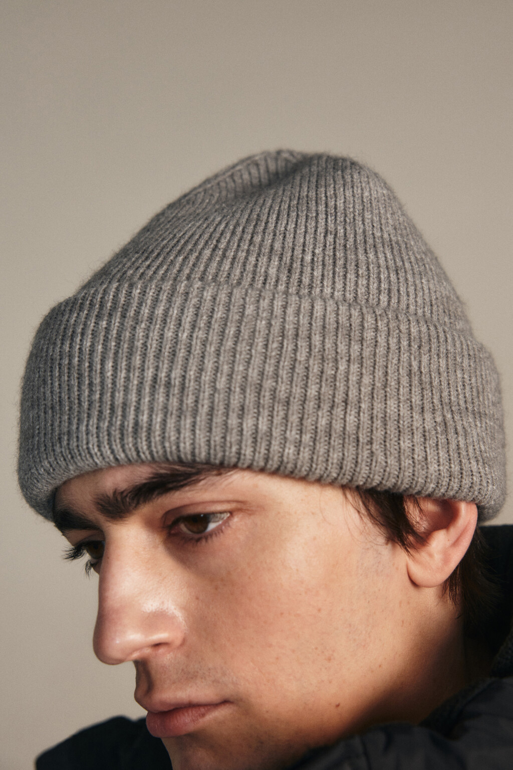 Шапка-бини трикотажная в рубчик - цвет серый - 3