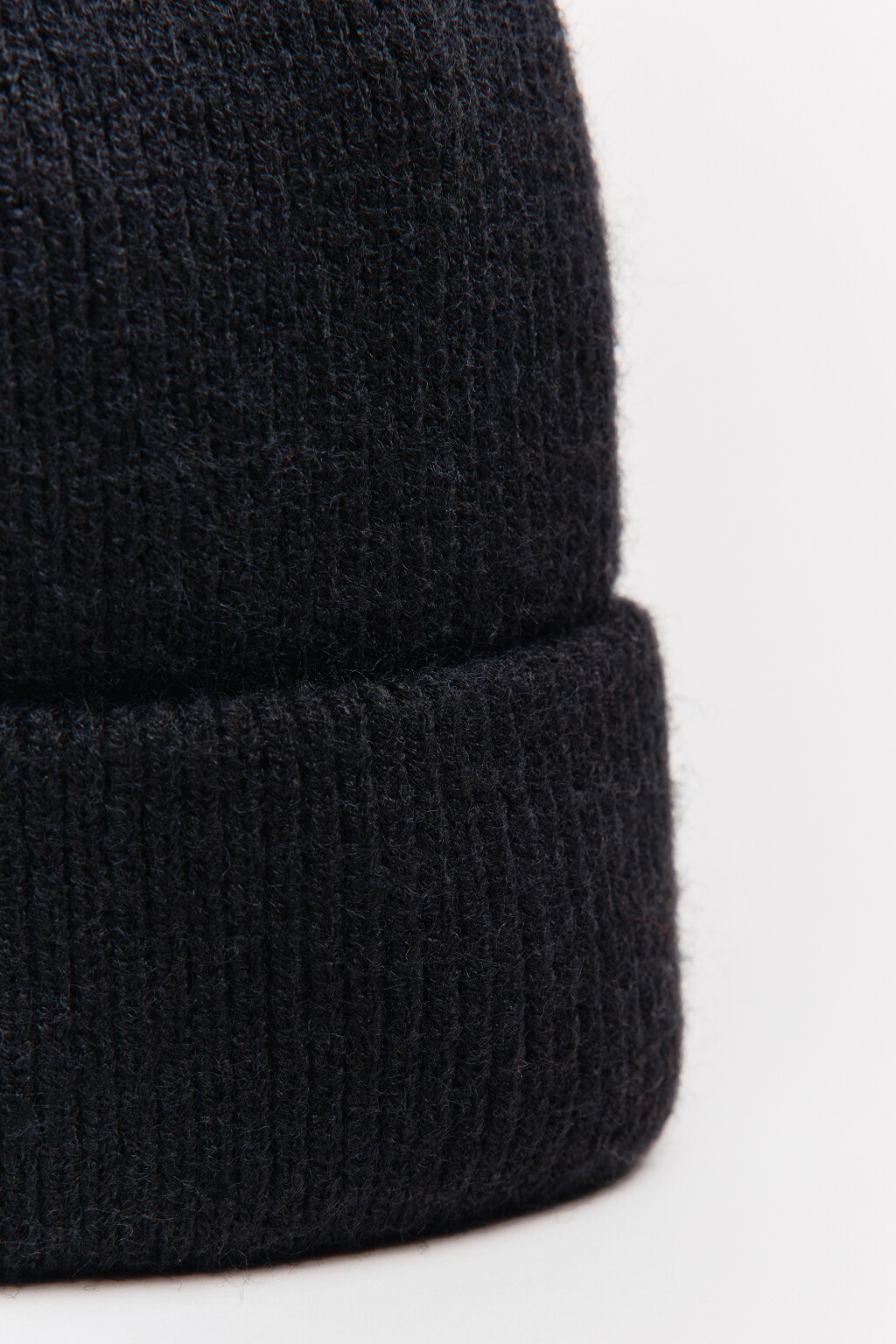 Шапка-бини трикотажная в рубчик - цвет черный - 4