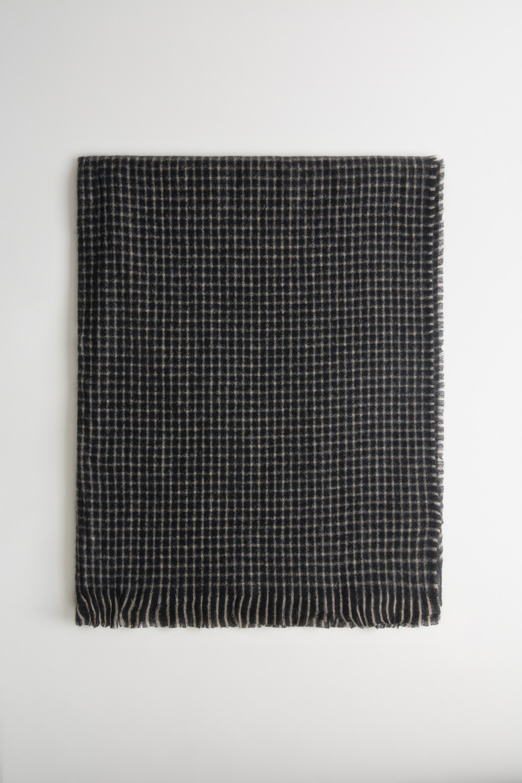 Шарф тонкий клетчатый с бахромой - цвет черный - 3