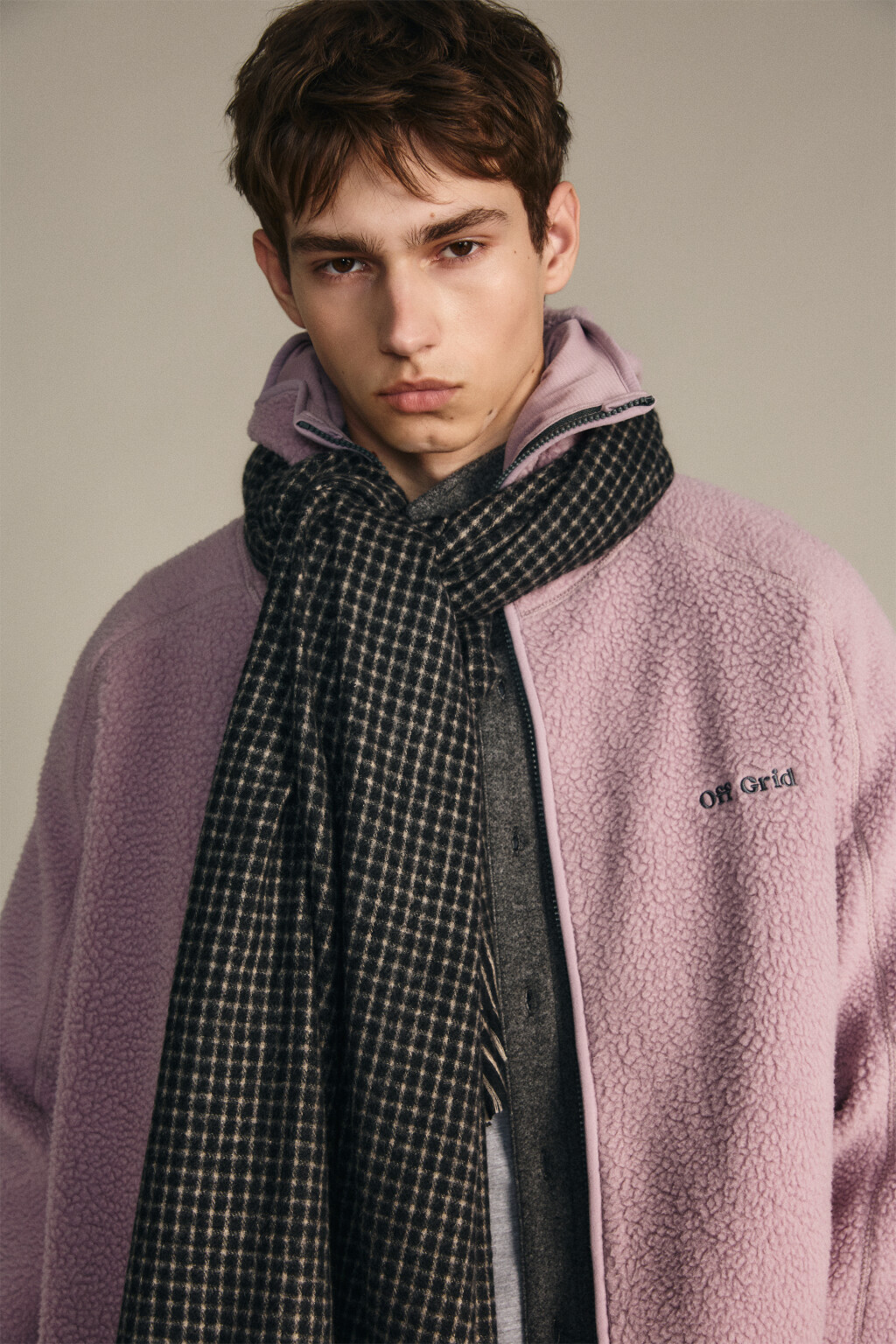 Шарф тонкий клетчатый с бахромой - цвет черный - 2