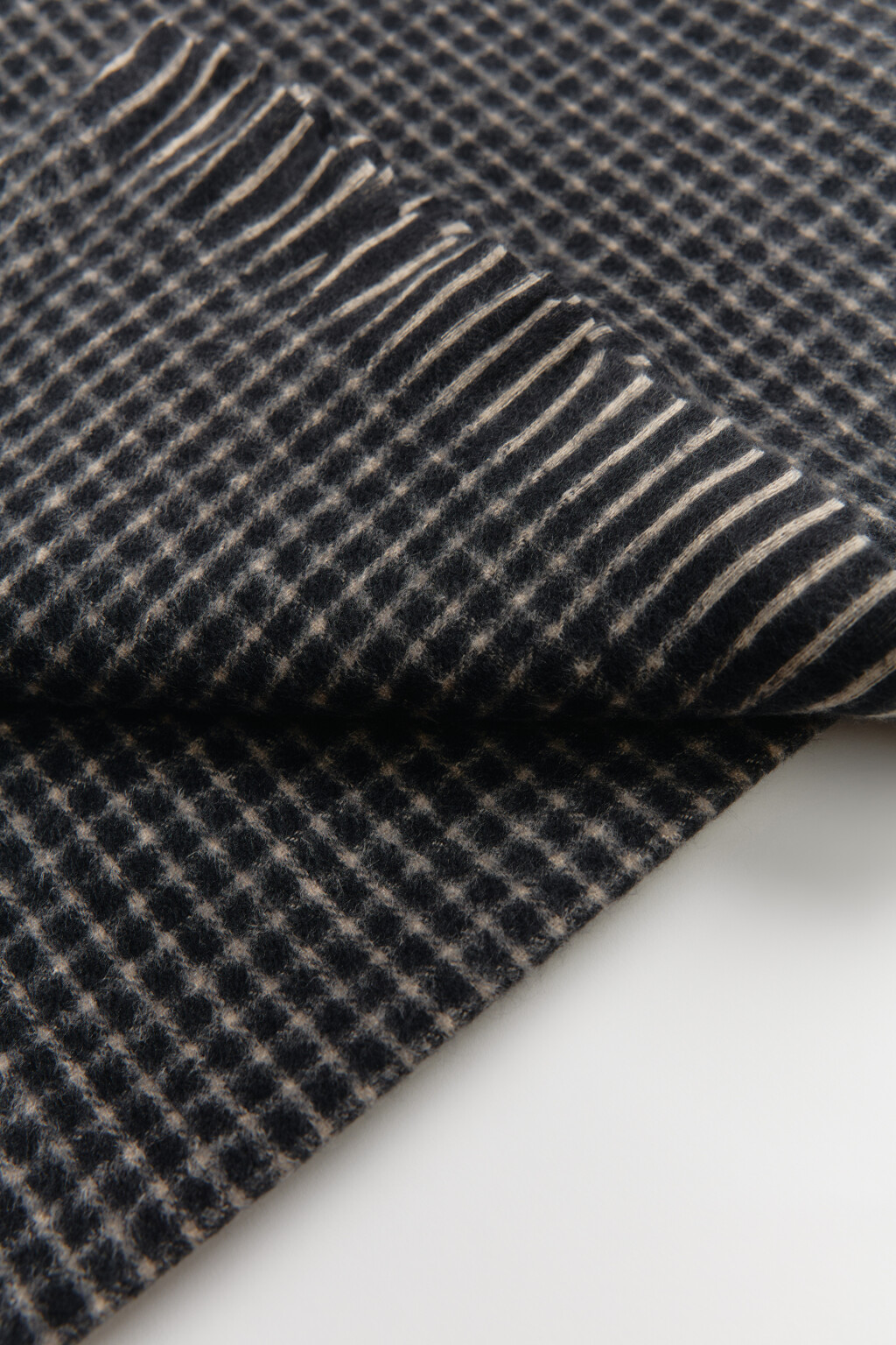 Шарф тонкий клетчатый с бахромой - цвет черный - 4