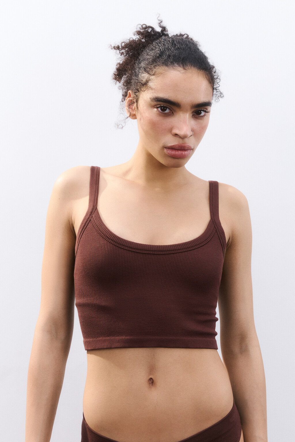 Майка-топ бесшовная в рубчик - цвет коричневый - 2