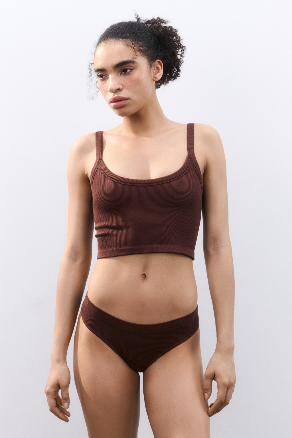 Майка-топ бесшовная в рубчик - цвет коричневый - 4