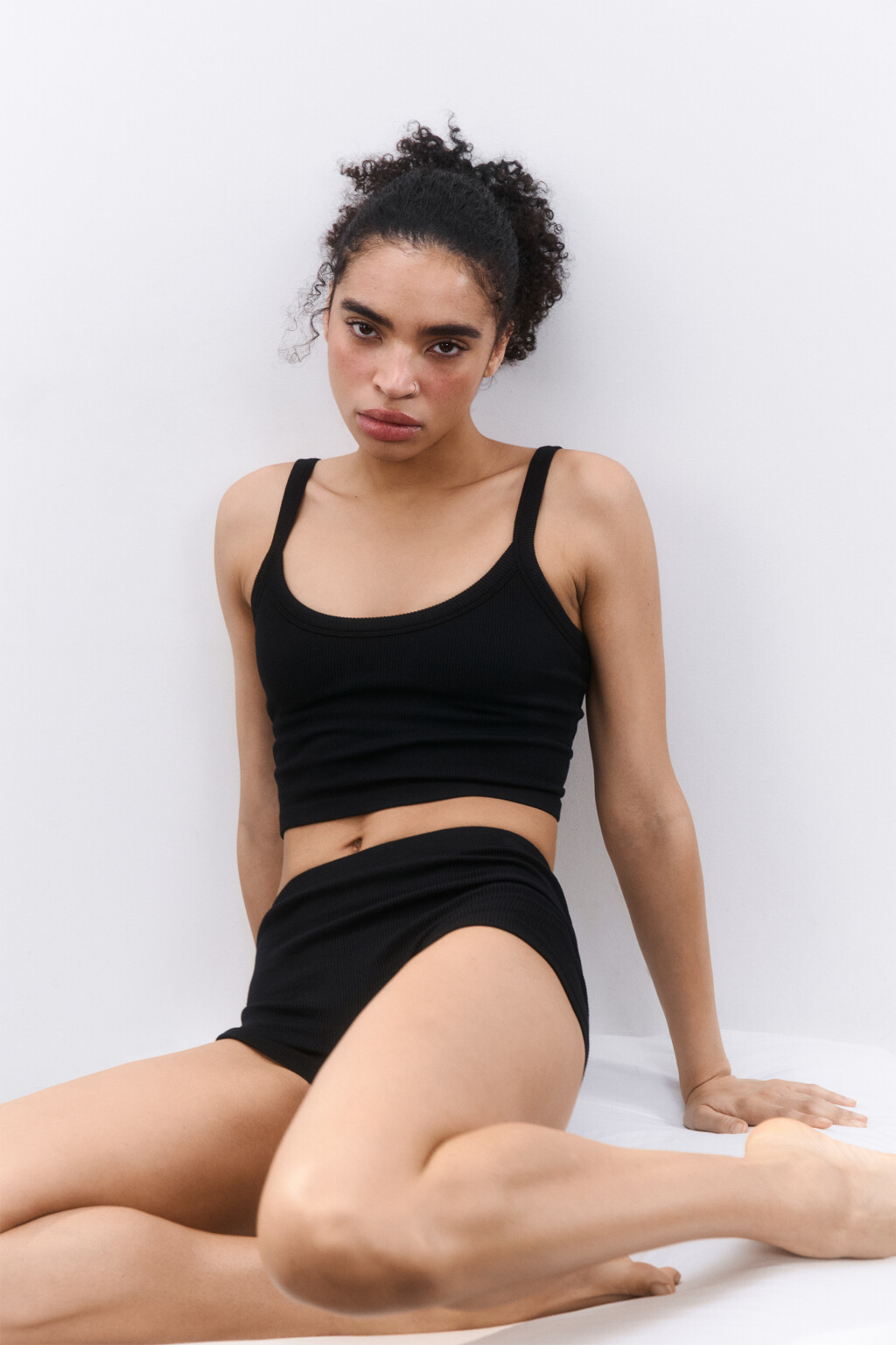 Майка-топ бесшовная в рубчик - цвет черный - 1