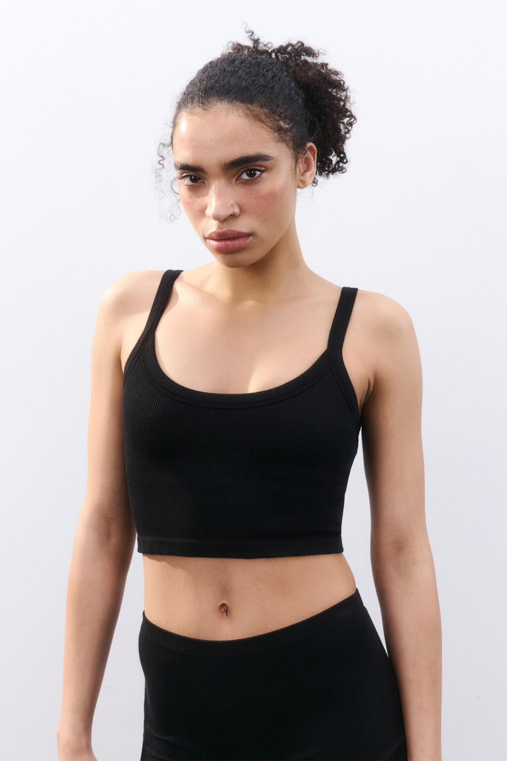 Майка-топ бесшовная в рубчик - цвет черный - 2