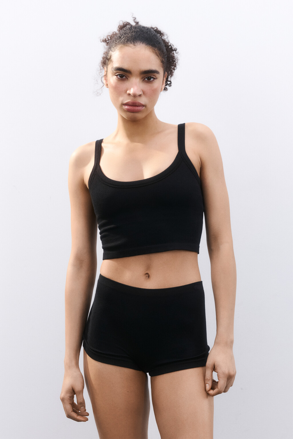 Майка-топ бесшовная в рубчик - цвет черный - 4