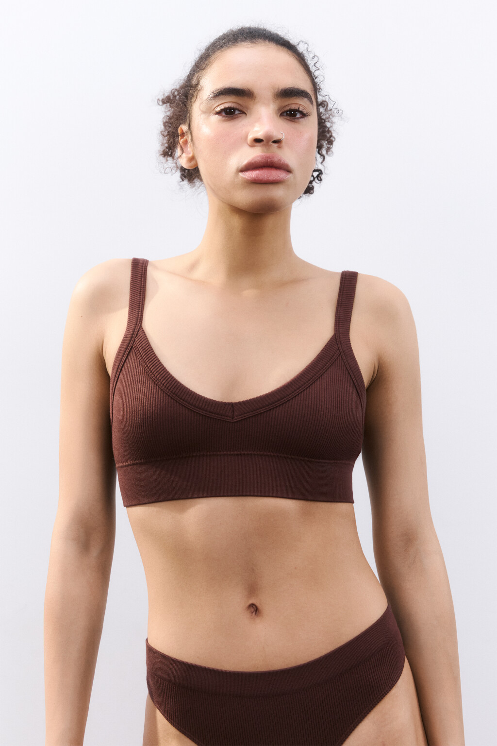 Бюстгальтер-топ бесшовный в рубчик - цвет коричневый - 2
