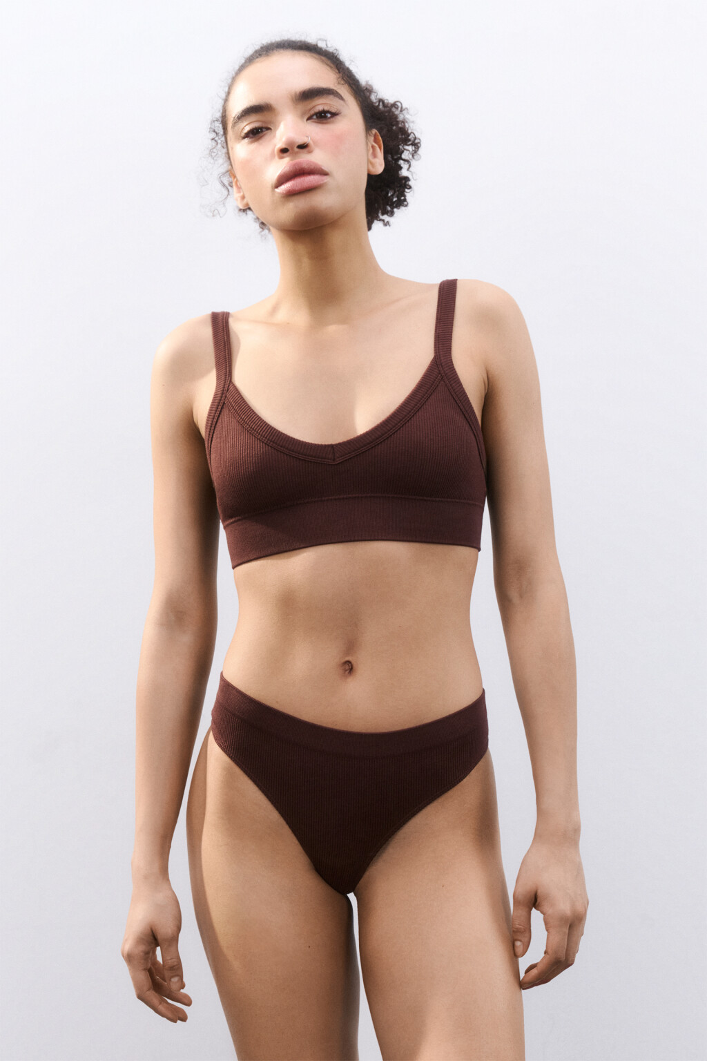 Бюстгальтер-топ бесшовный в рубчик - цвет коричневый - 4