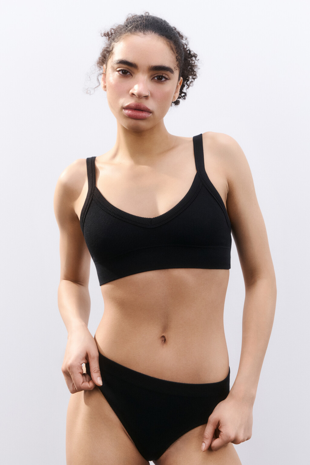 Бюстгальтер-топ бесшовный в рубчик - цвет черный - 2