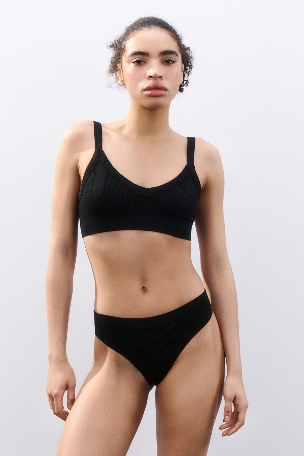 Бюстгальтер-топ бесшовный в рубчик - цвет черный - 4