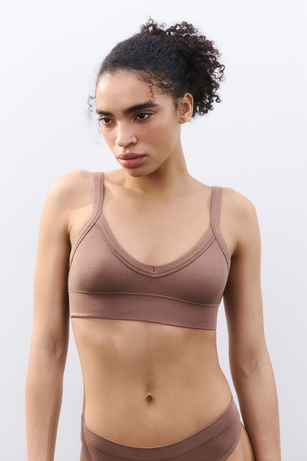 Бюстгальтер-топ бесшовный в рубчик - цвет коричневый - 2
