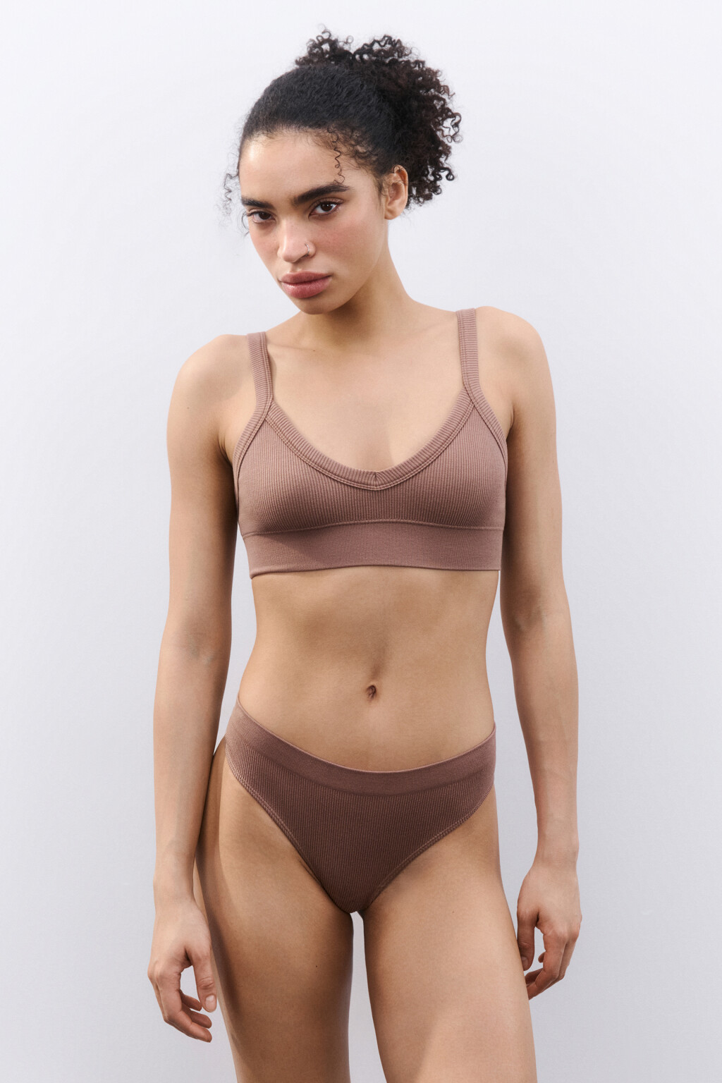 Бюстгальтер-топ бесшовный в рубчик - цвет коричневый - 4