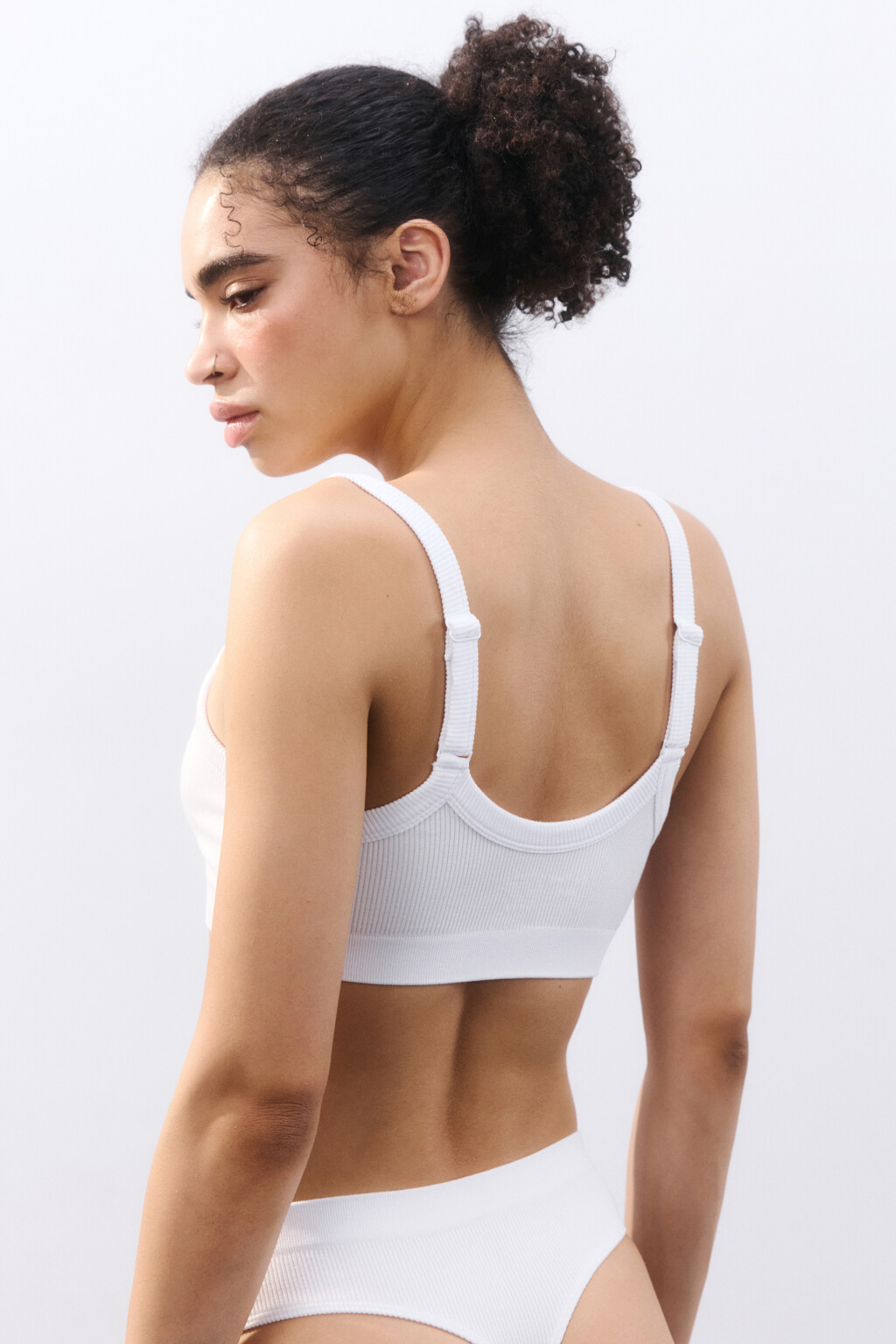 Бюстгальтер-топ бесшовный в рубчик - цвет белый - 4