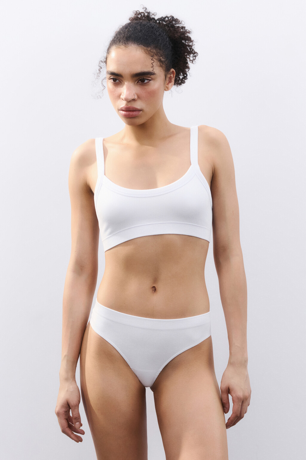 Бюстгальтер-топ бесшовный в рубчик - цвет белый - 5