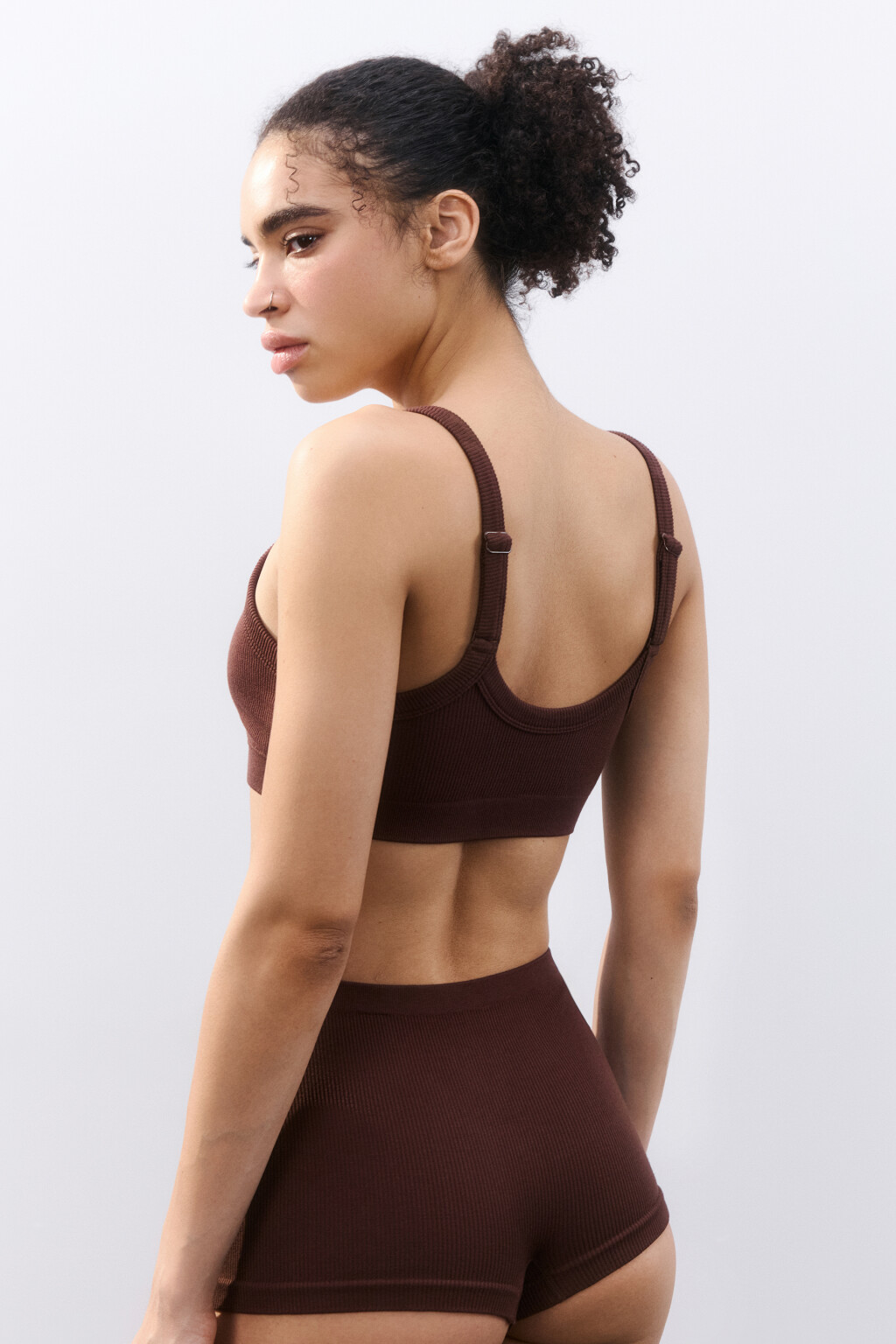 Бюстгальтер-топ бесшовный в рубчик - цвет коричневый - 3