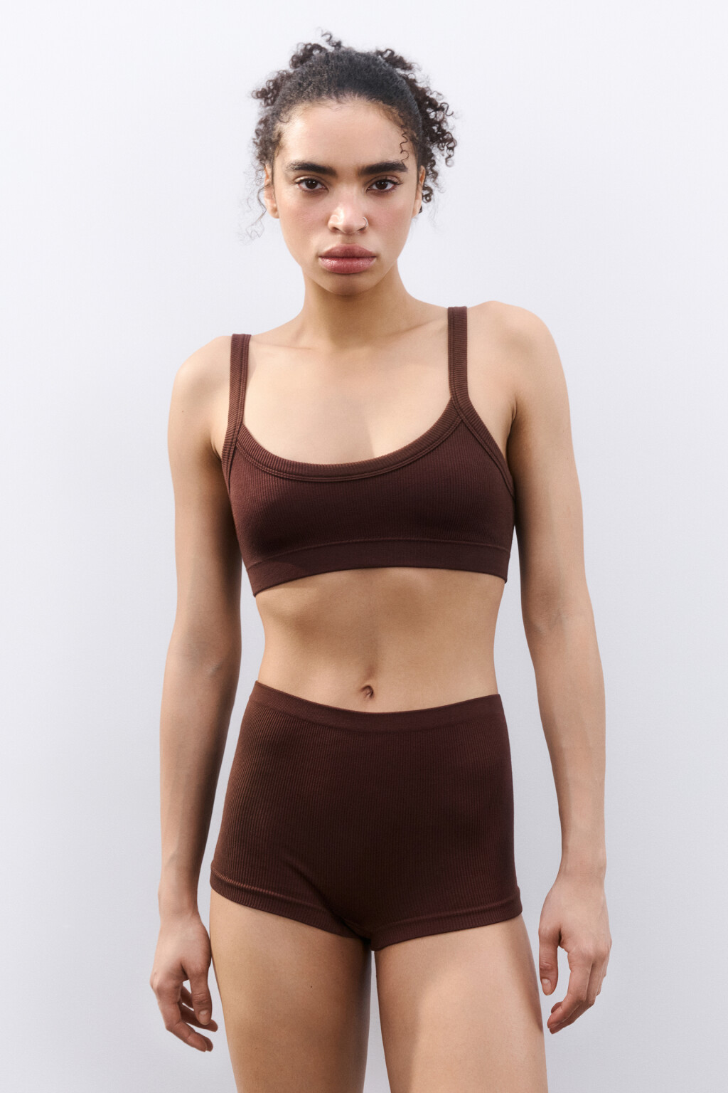 Бюстгальтер-топ бесшовный в рубчик - цвет коричневый - 4