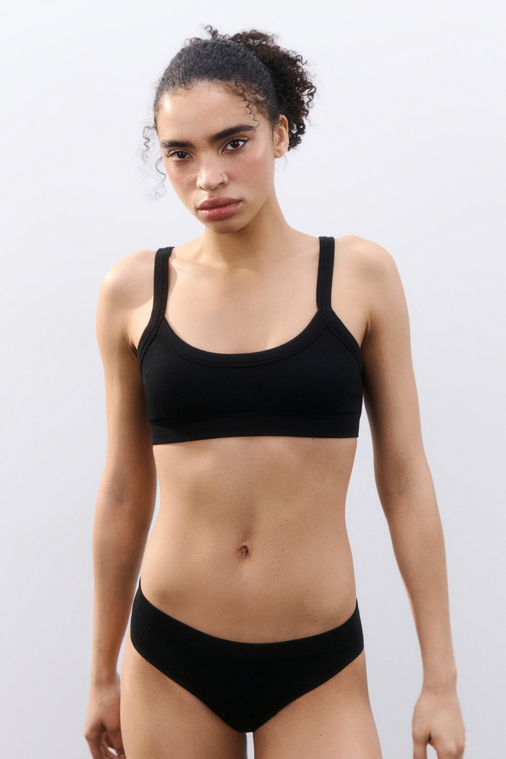 Бюстгальтер-топ бесшовный в рубчик - цвет черный - 2