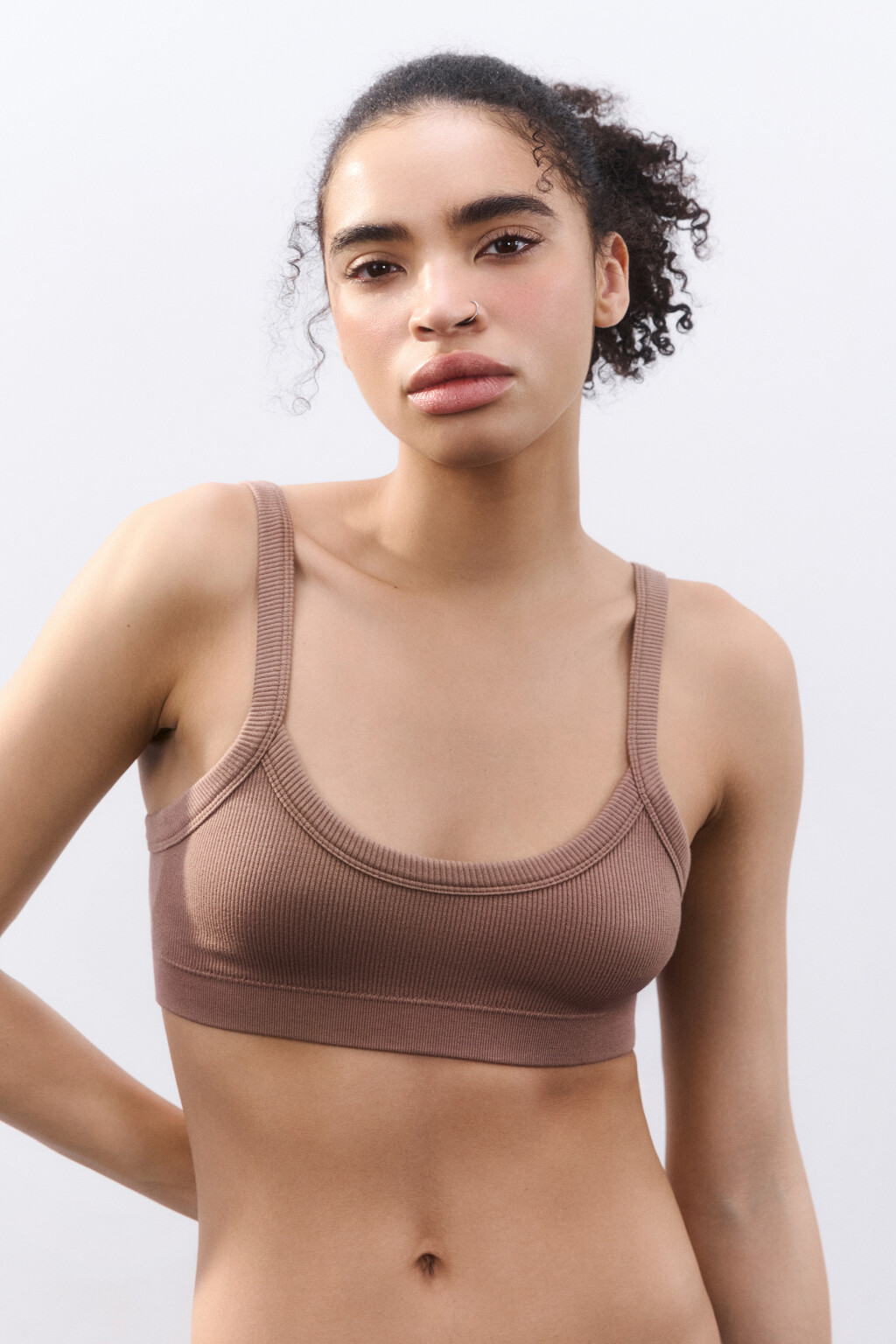 Бюстгальтер-топ бесшовный в рубчик - цвет коричневый - 2
