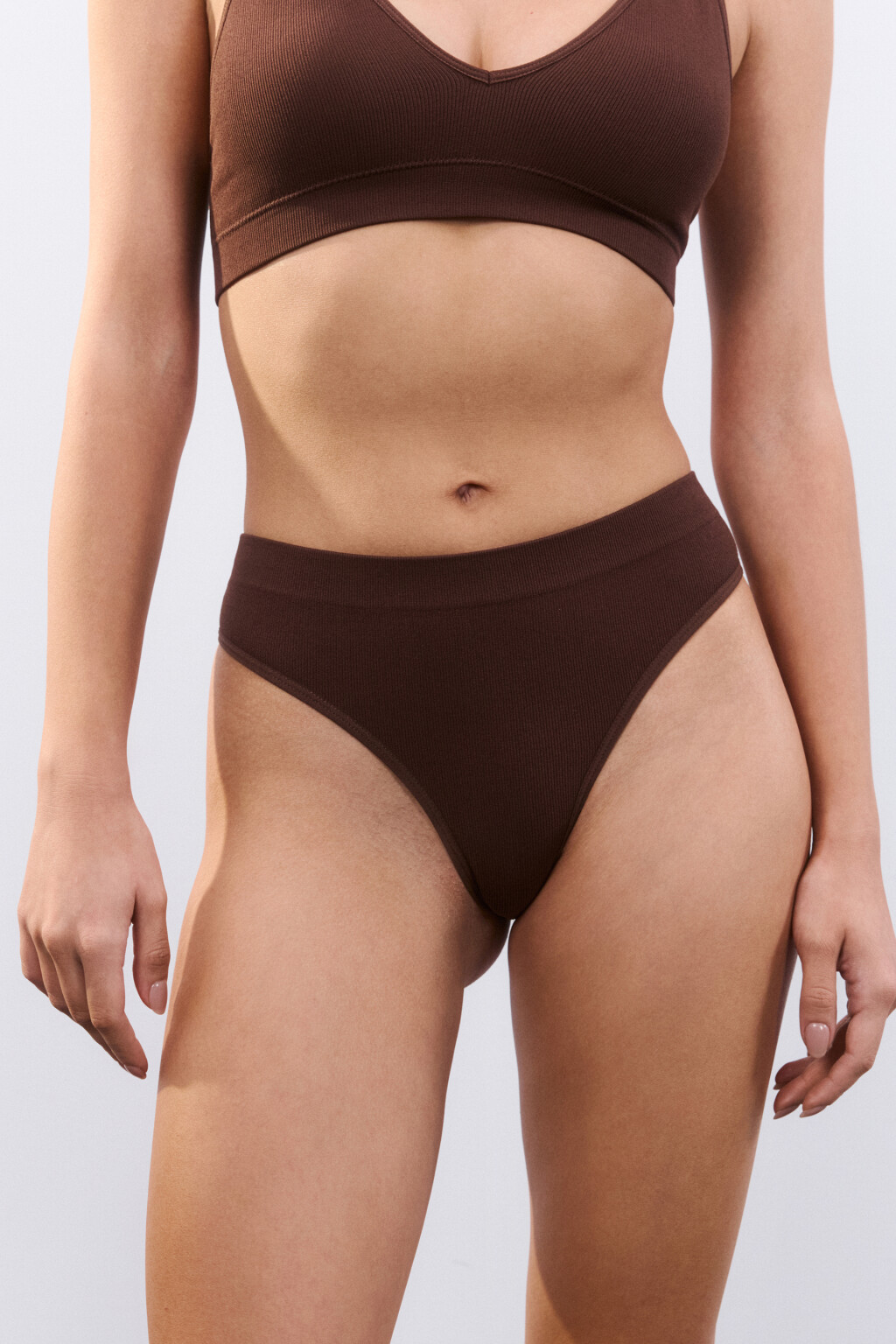 Трусы-стринги бесшовные в рубчик - цвет коричневый - 2