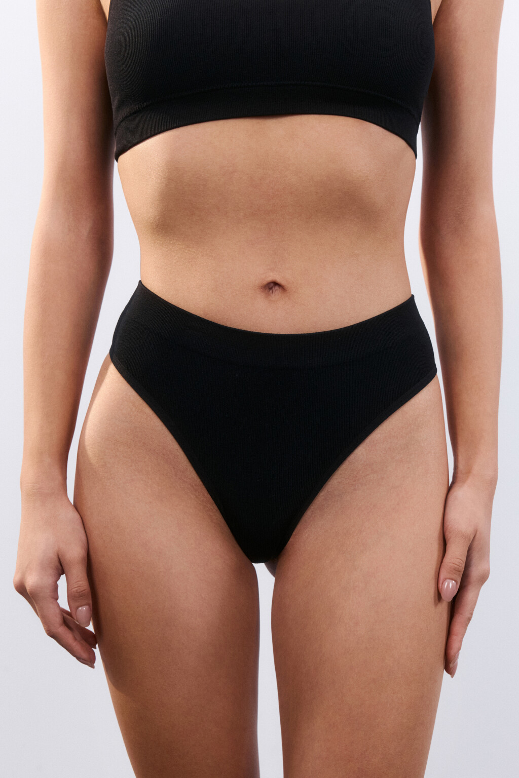 Трусы-стринги бесшовные в рубчик - цвет черный - 2