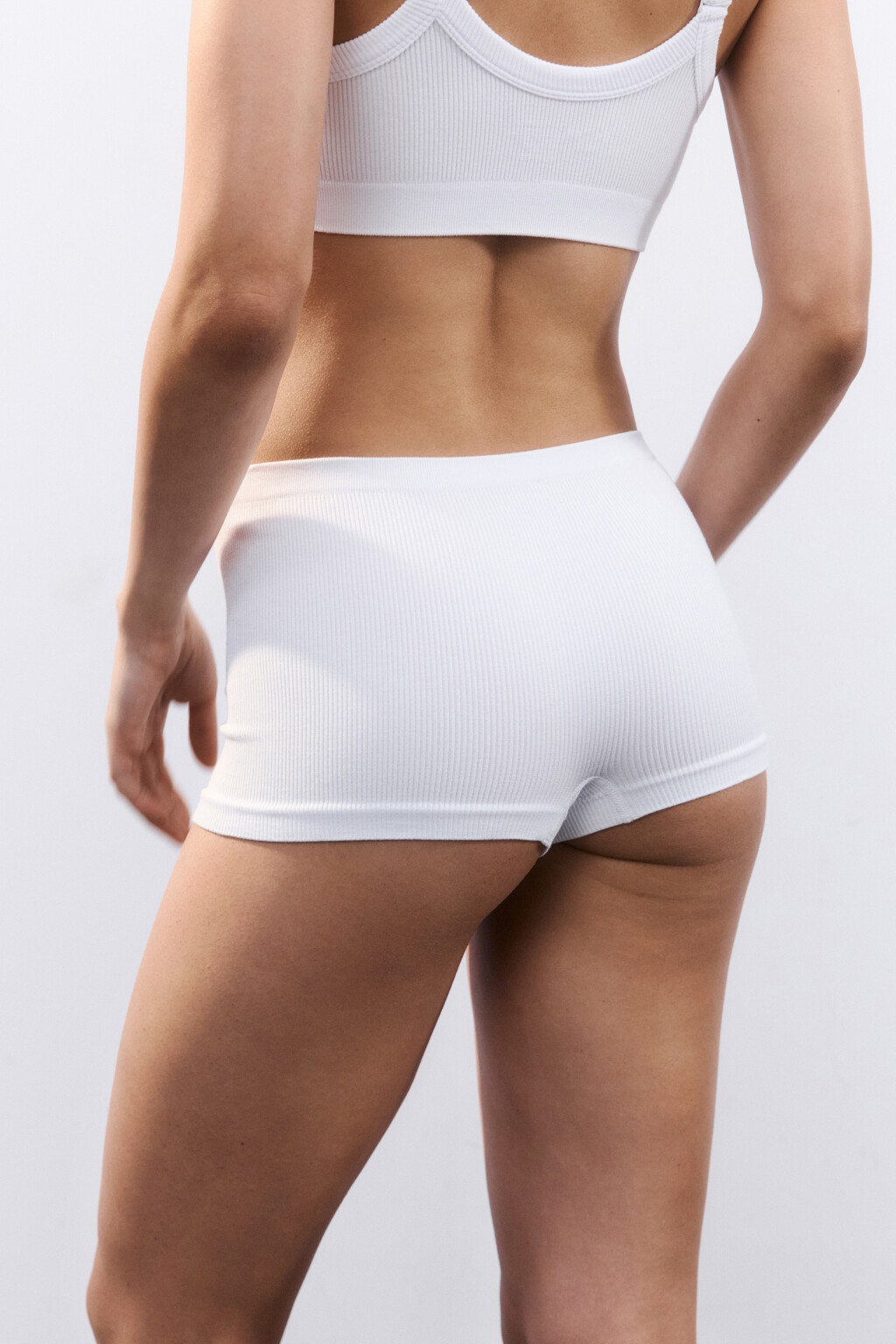 Трусы-боксеры бесшовные в рубчик - цвет белый - 3