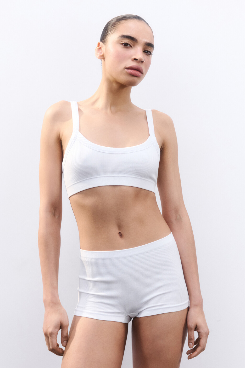 Трусы-боксеры бесшовные в рубчик - цвет белый - 4