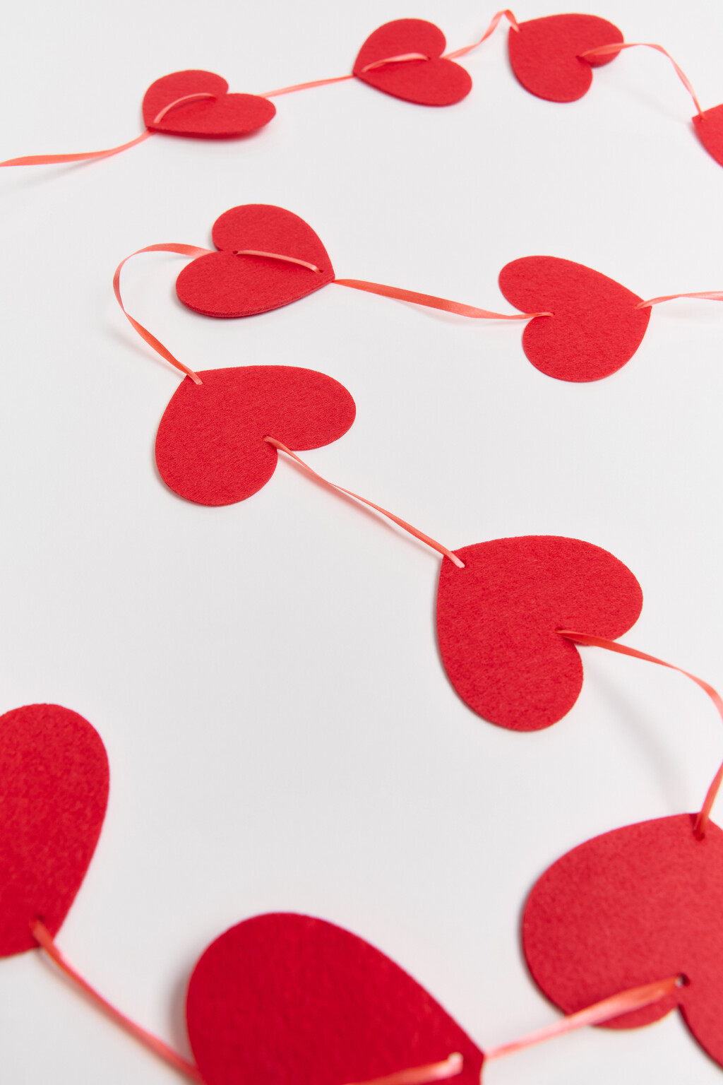 Гирлянда бумажная с сердечками - цвет красный - 1