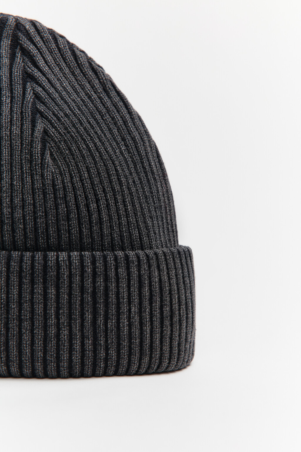 Шапка-бини вязаная в рубчик - цвет серый - 4