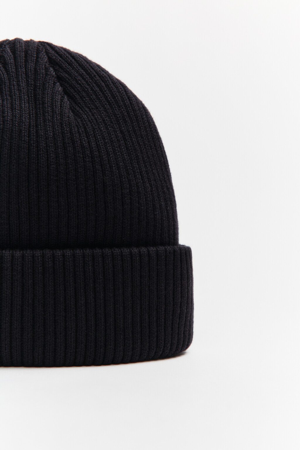 Шапка-бини вязаная в рубчик - цвет черный - 4