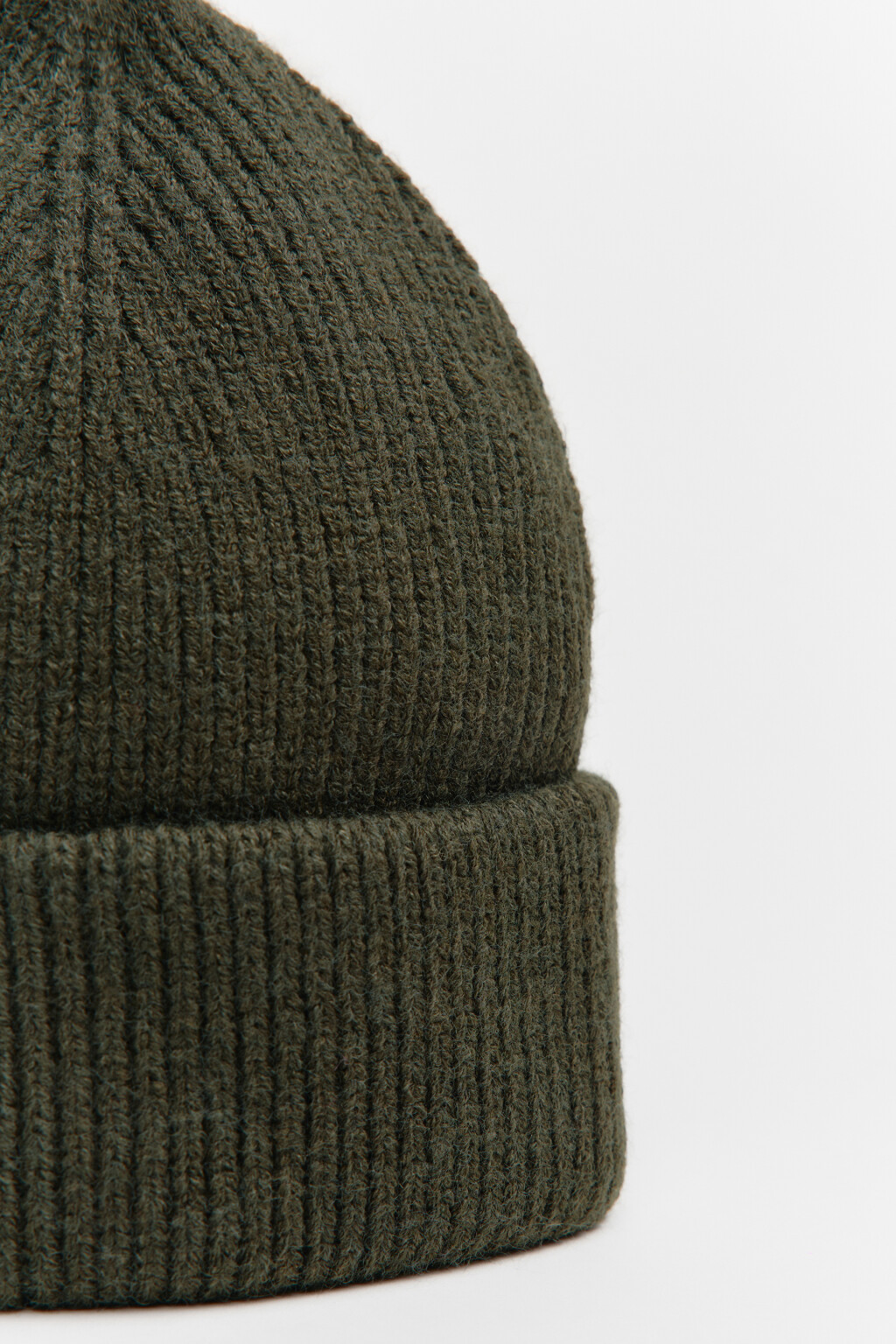 Шапка-бини вязаная в рубчик - цвет темно-оливковый - 2