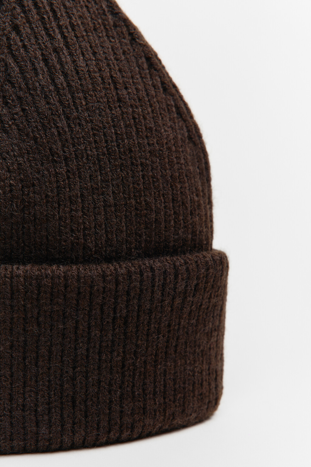 Шапка-бини вязаная в рубчик - цвет коричневый - 4
