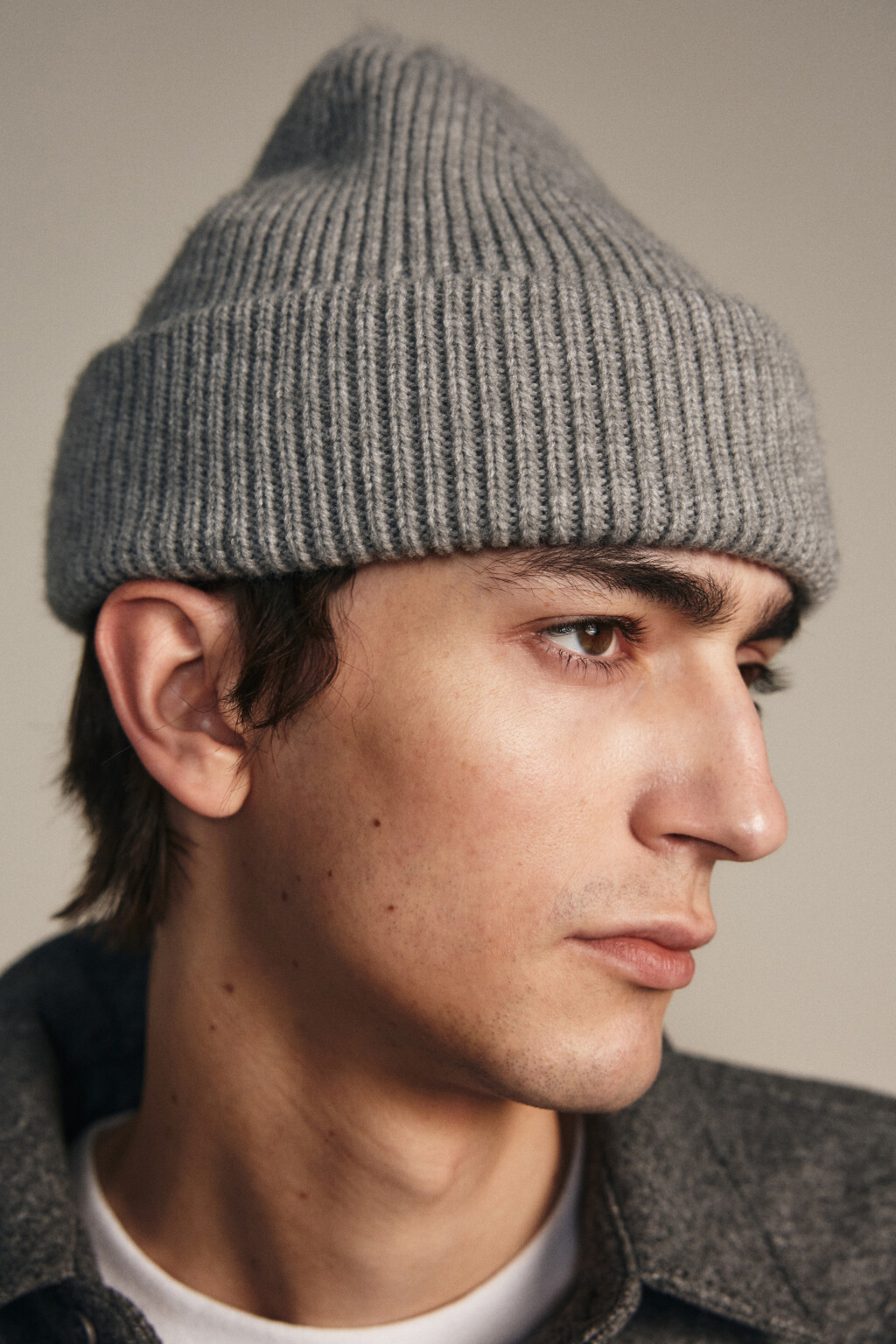 Шапка-бини вязаная в рубчик - цвет серый - 5