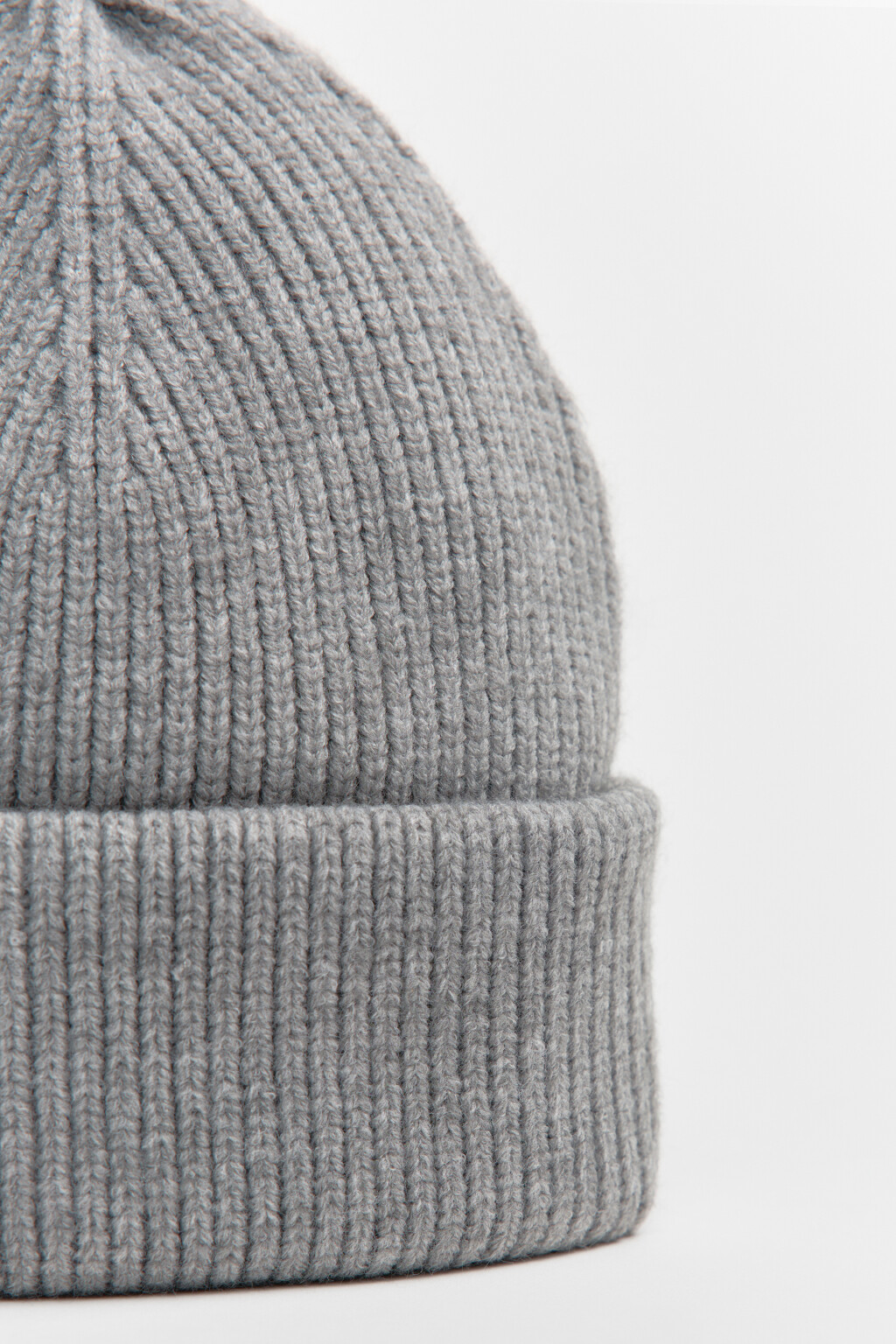 Шапка-бини вязаная в рубчик - цвет серый - 4