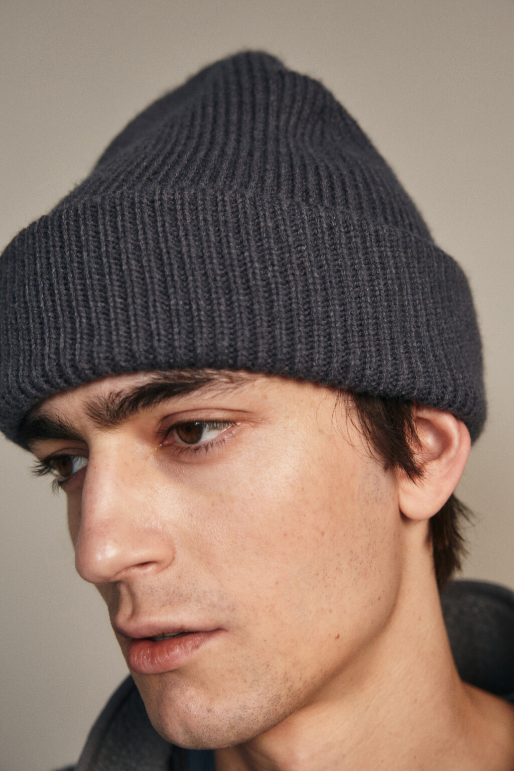 Шапка-бини вязаная в рубчик - цвет серый - 2
