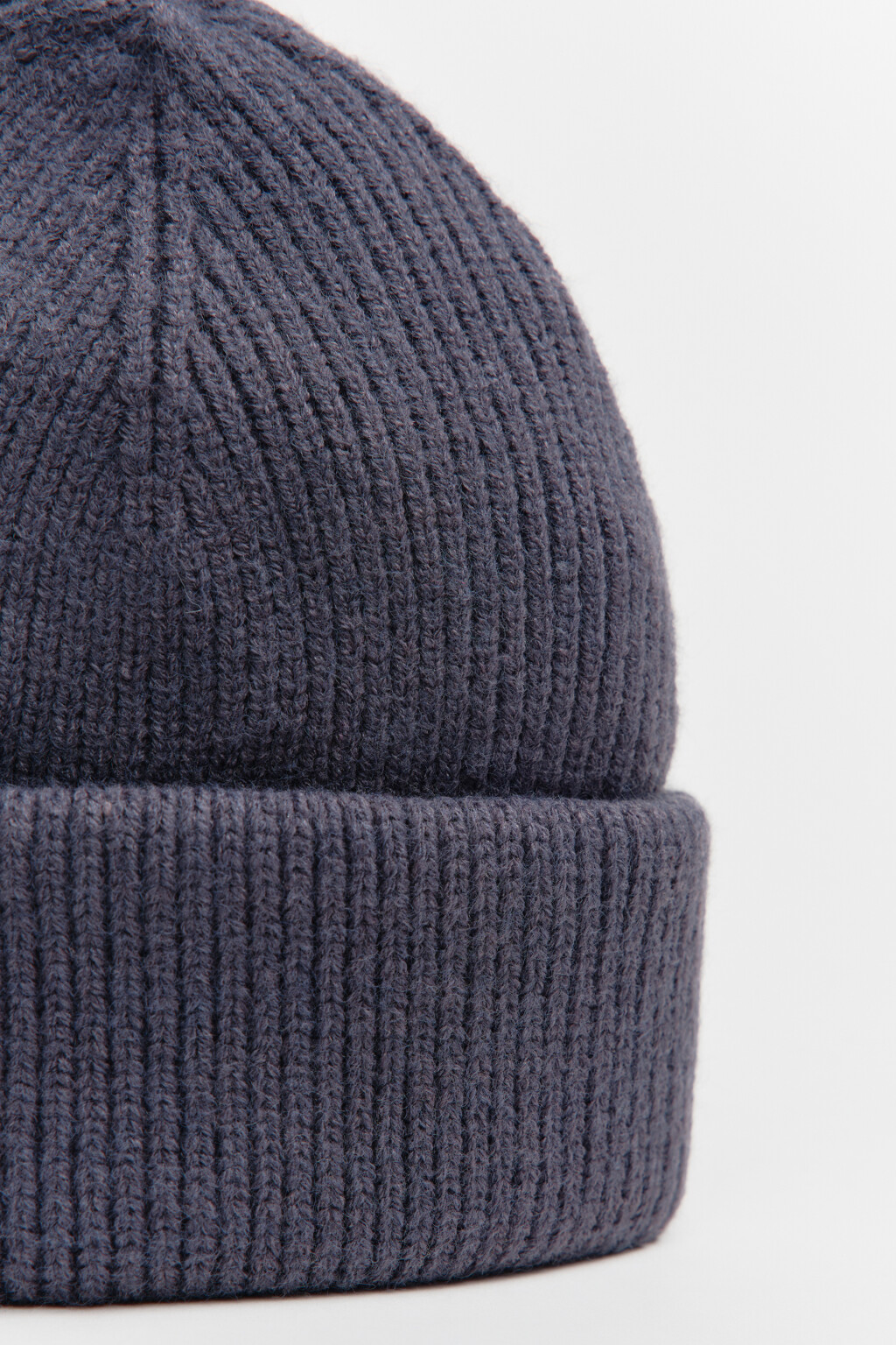 Шапка-бини вязаная в рубчик - цвет серый - 4