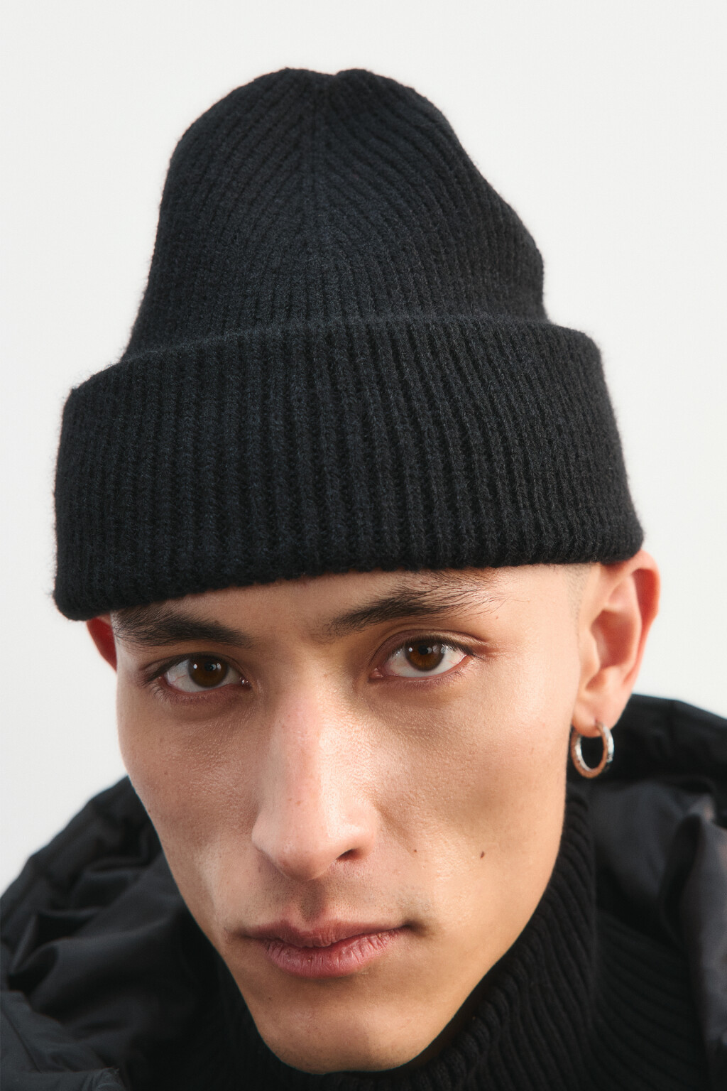 Шапка-бини вязаная в рубчик - цвет черный - 2
