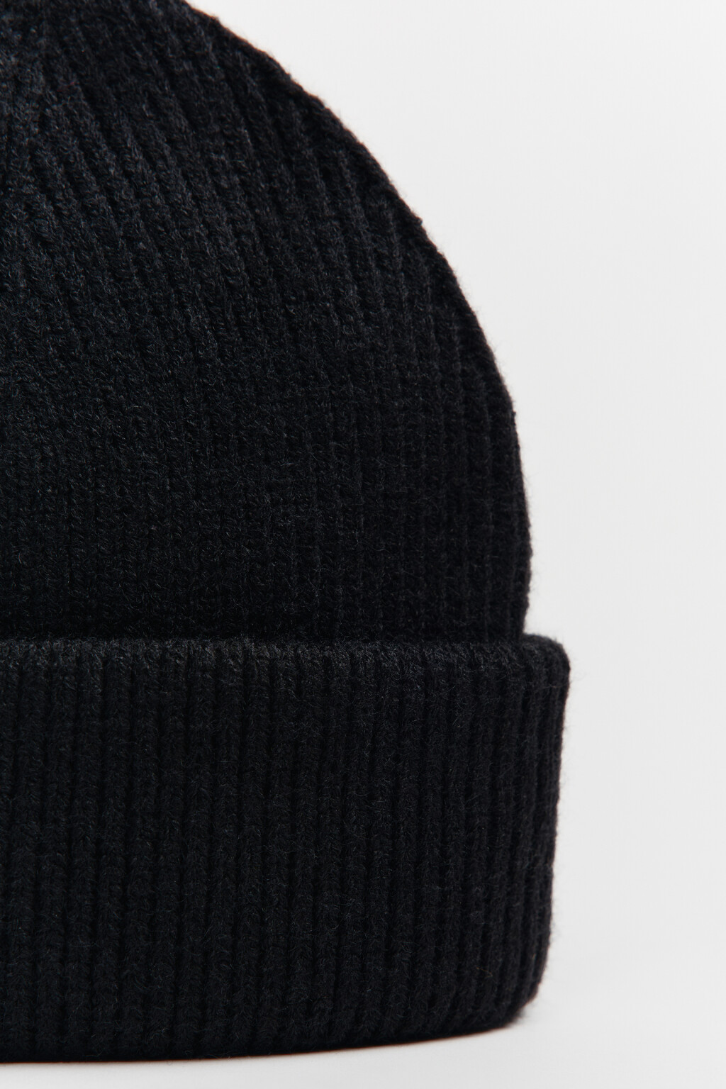 Шапка-бини вязаная в рубчик - цвет черный - 5
