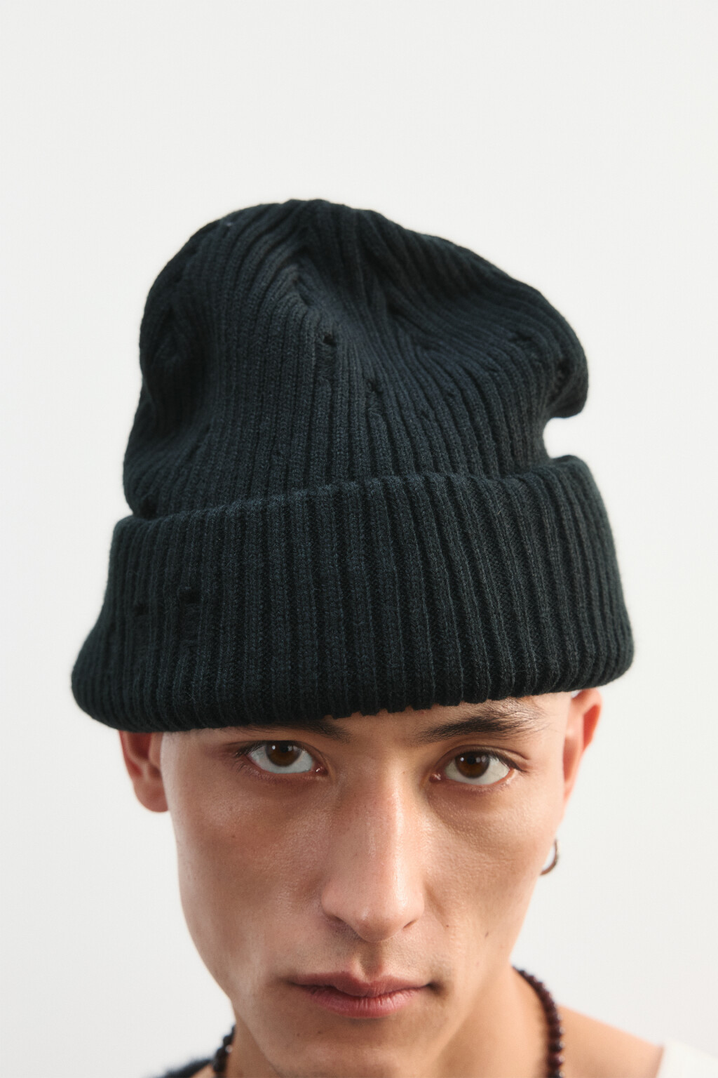 Шапка-бини вязаная в рубчик - цвет черный - 2