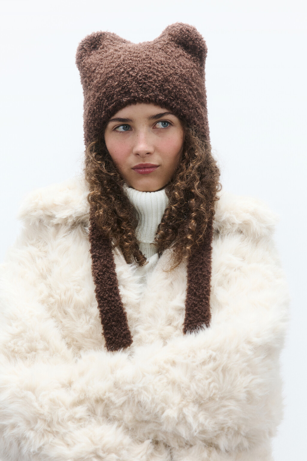 Шапка-чепчик плюшевая с завязками - цвет коричневый - 1