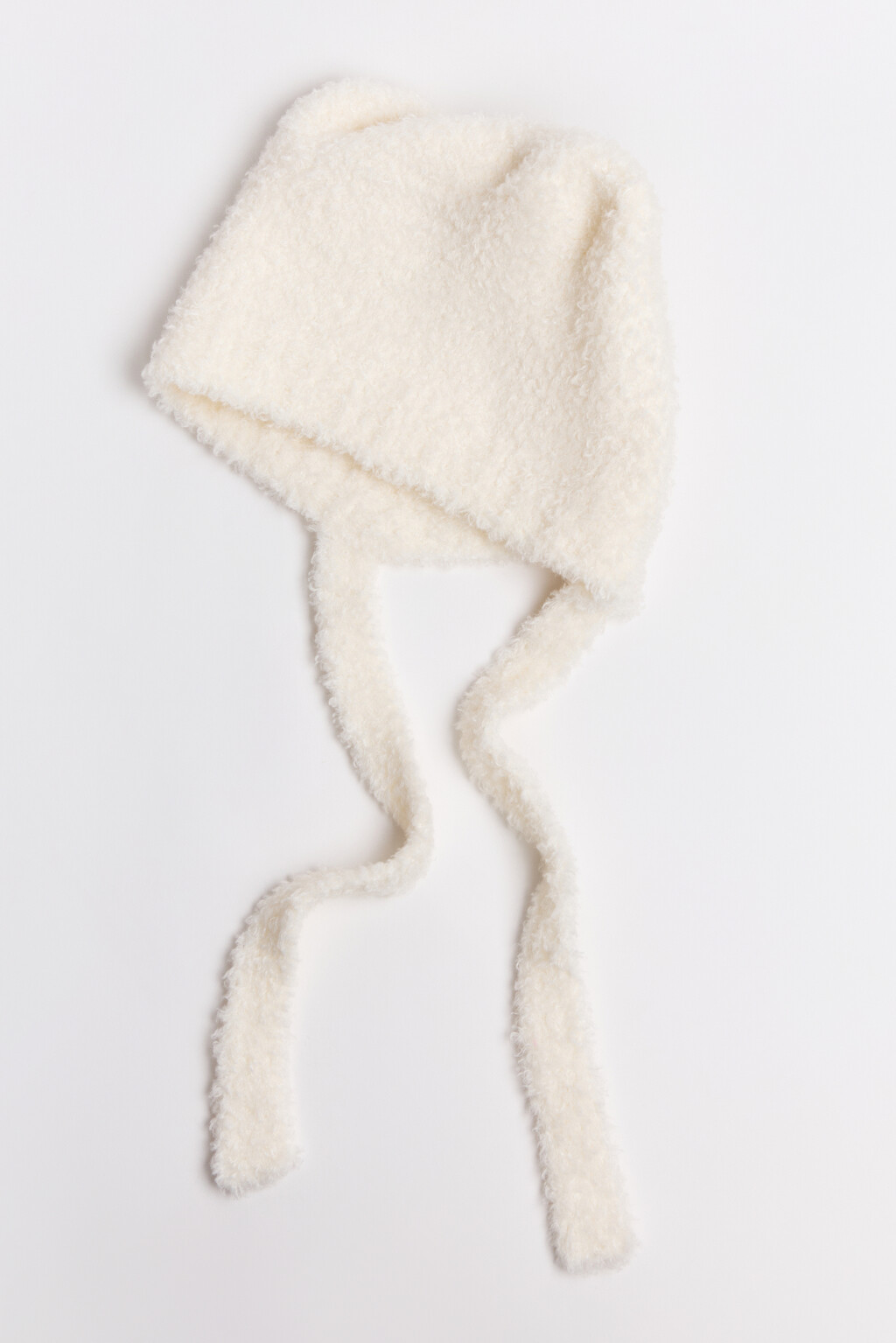 Шапка-чепчик плюшевая с завязками - цвет молочный - 2