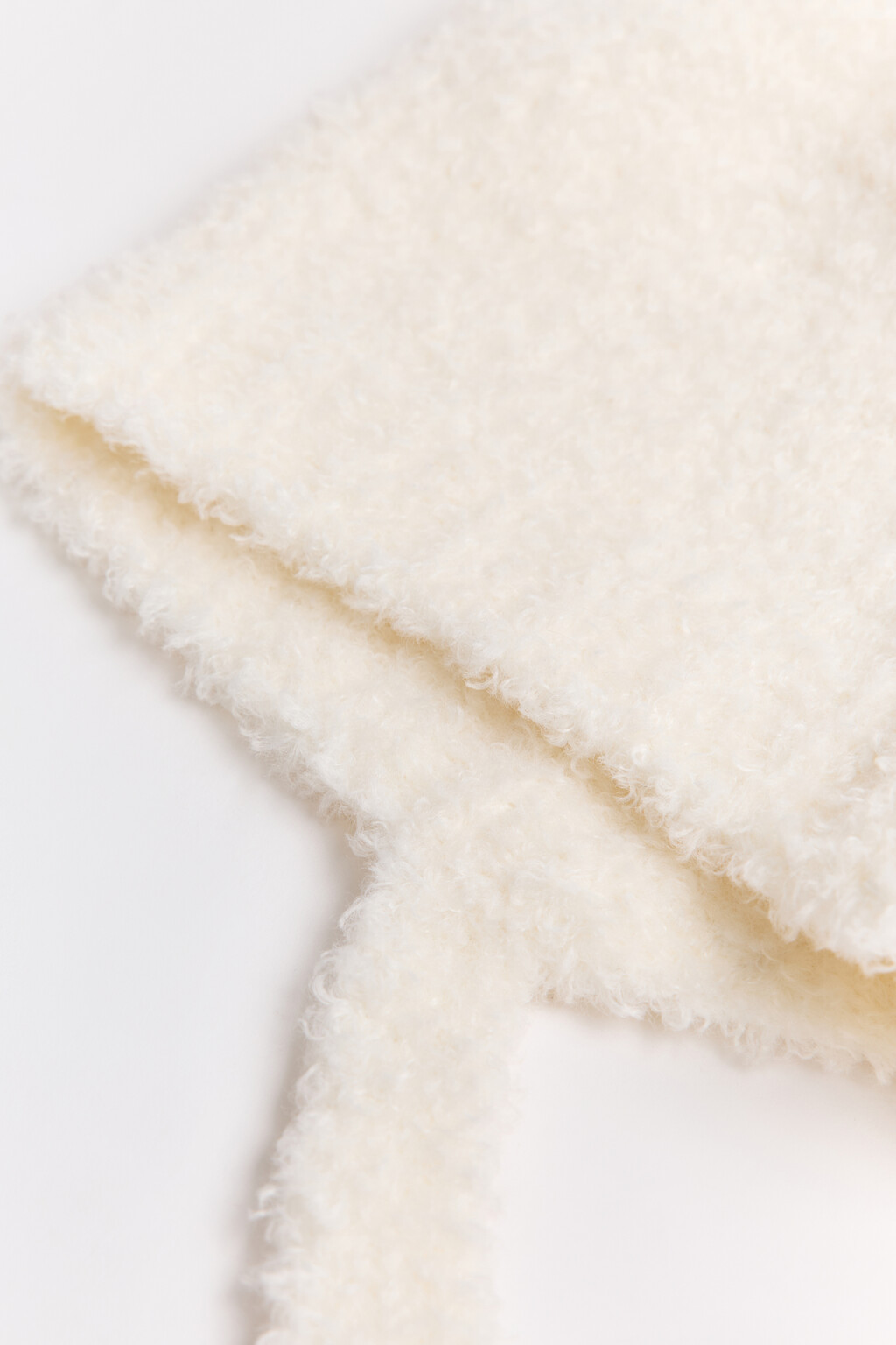 Шапка-чепчик плюшевая с завязками - цвет молочный - 3